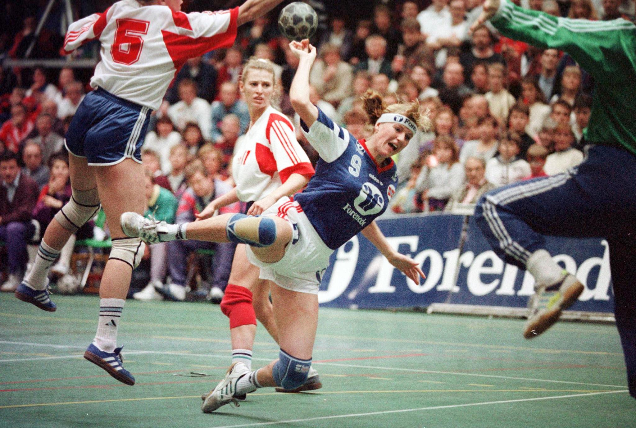 Heidi Sundal i aksjon mot Russland i 1992.