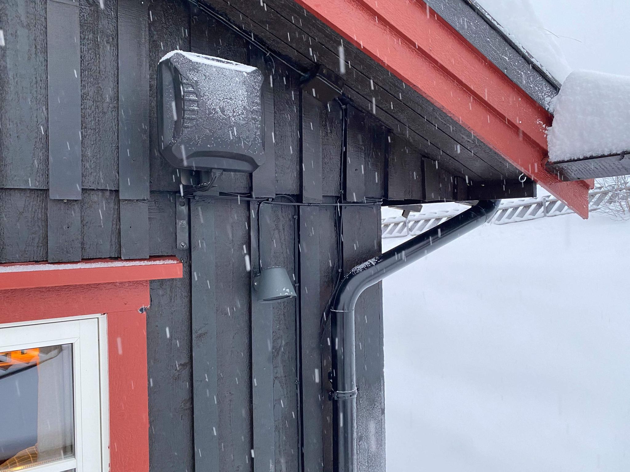 Trådløst brebånd krever en utendørs antenne på hytteveggen.