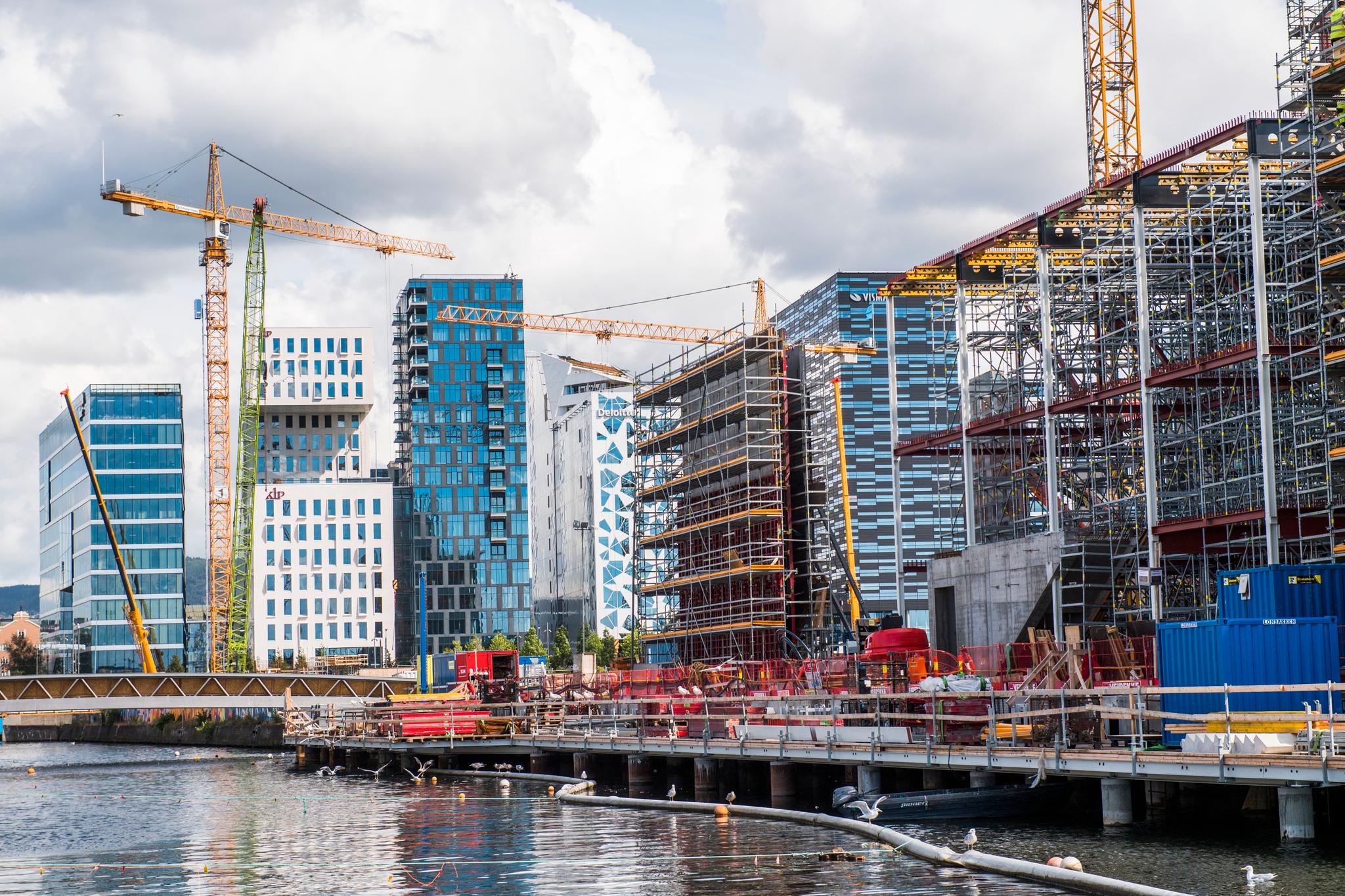 Det er blitt bygget mange flere boliger i Oslo i det siste. Samtidig har befolkningsveksten i hovedstaden avtatt, noe som har bidratt til at boligprisene har falt. Det samme har Regjeringens boliglånsinnstramninger gjort.