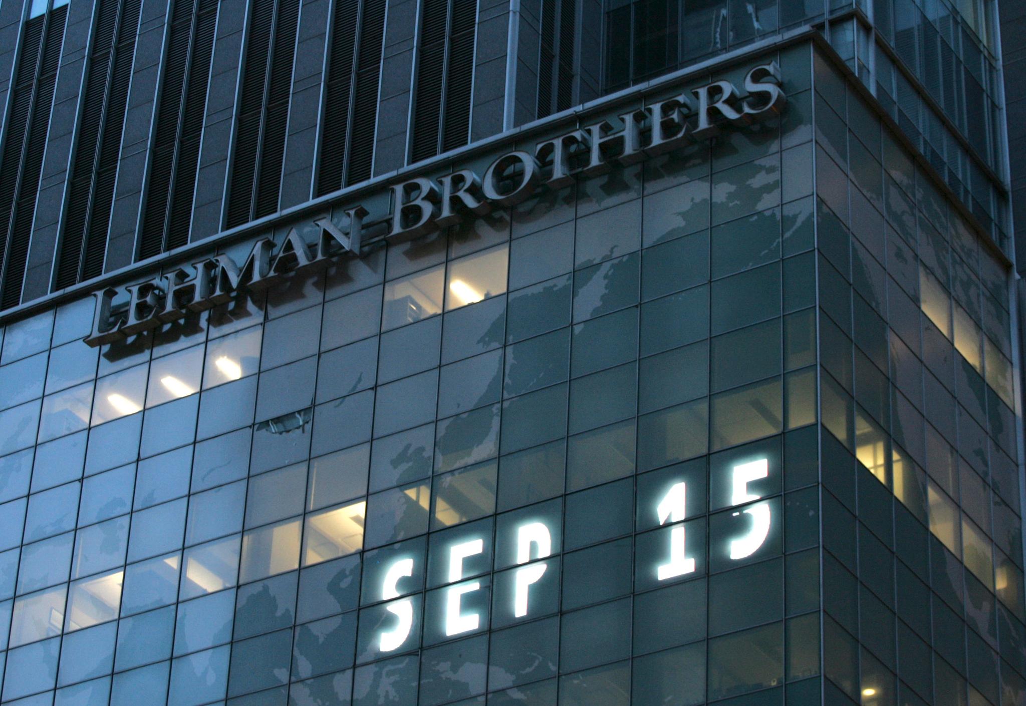 Amerikanske myndigheter ville ikke redde investeringsbanken Lehman Brothers. Konkursen utløste kaos i finansmarkedene.