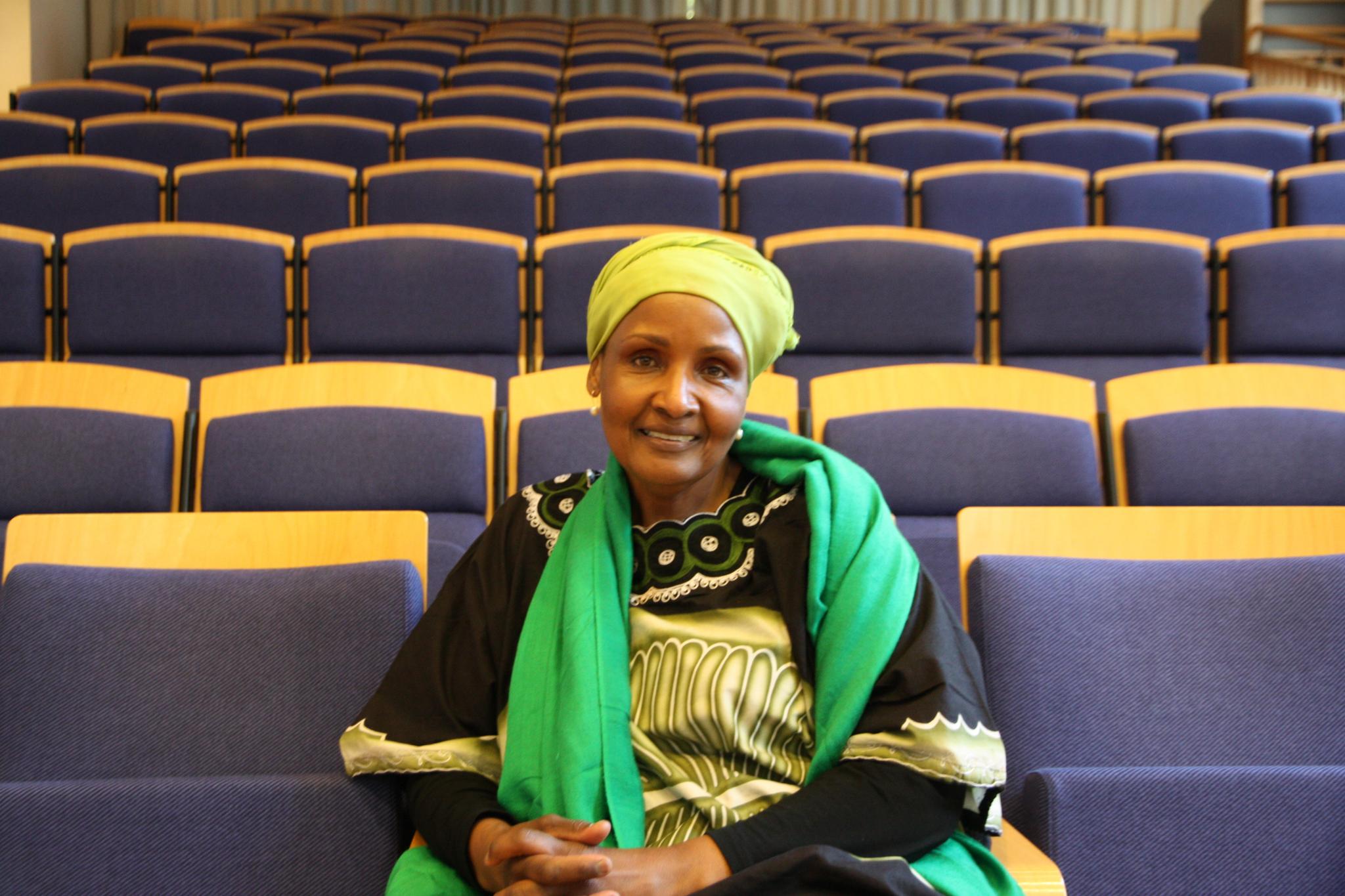 Safia Abdi Haase kom til Norge som flyktning i 1992. Hun tok sykepleierutdanning i Norge. I dag jobber hun som sykepleierkonsulent i Stiftelsen Amathea. Denne uken skal hun holde foredrag for politikere og ansatte i Oslo kommune om blant annet sin arbeidslivserfaring. Dette skjer i forbindelse med OXLO-konferansen.