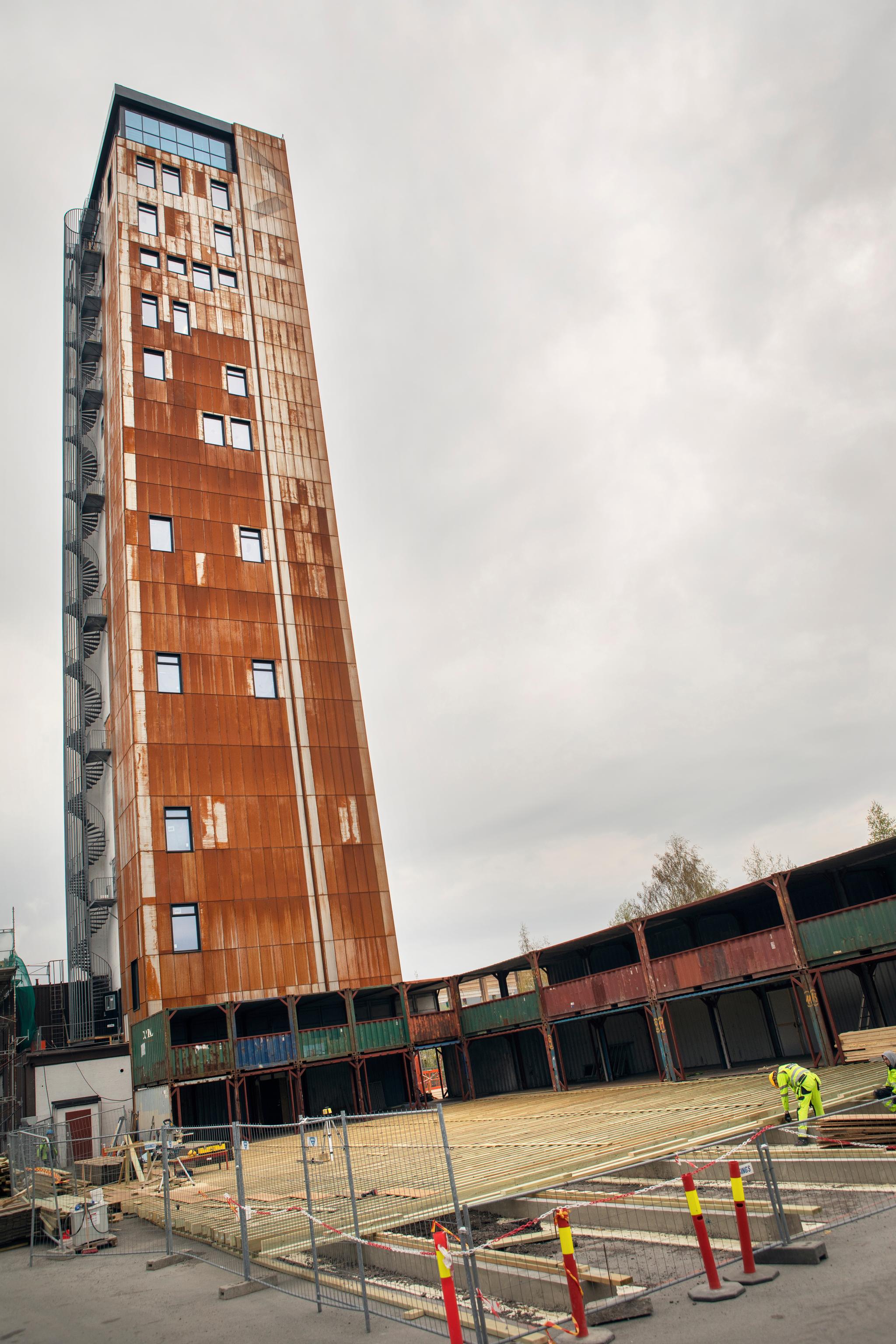Åtte av tårnets 11 etasjer er i skrivende stund utleid. Kunstnerne Tori Wrånes og Anne Kathrine Dolven og musikkstudioet OSLO: Fuzz er blant leietagerne. 