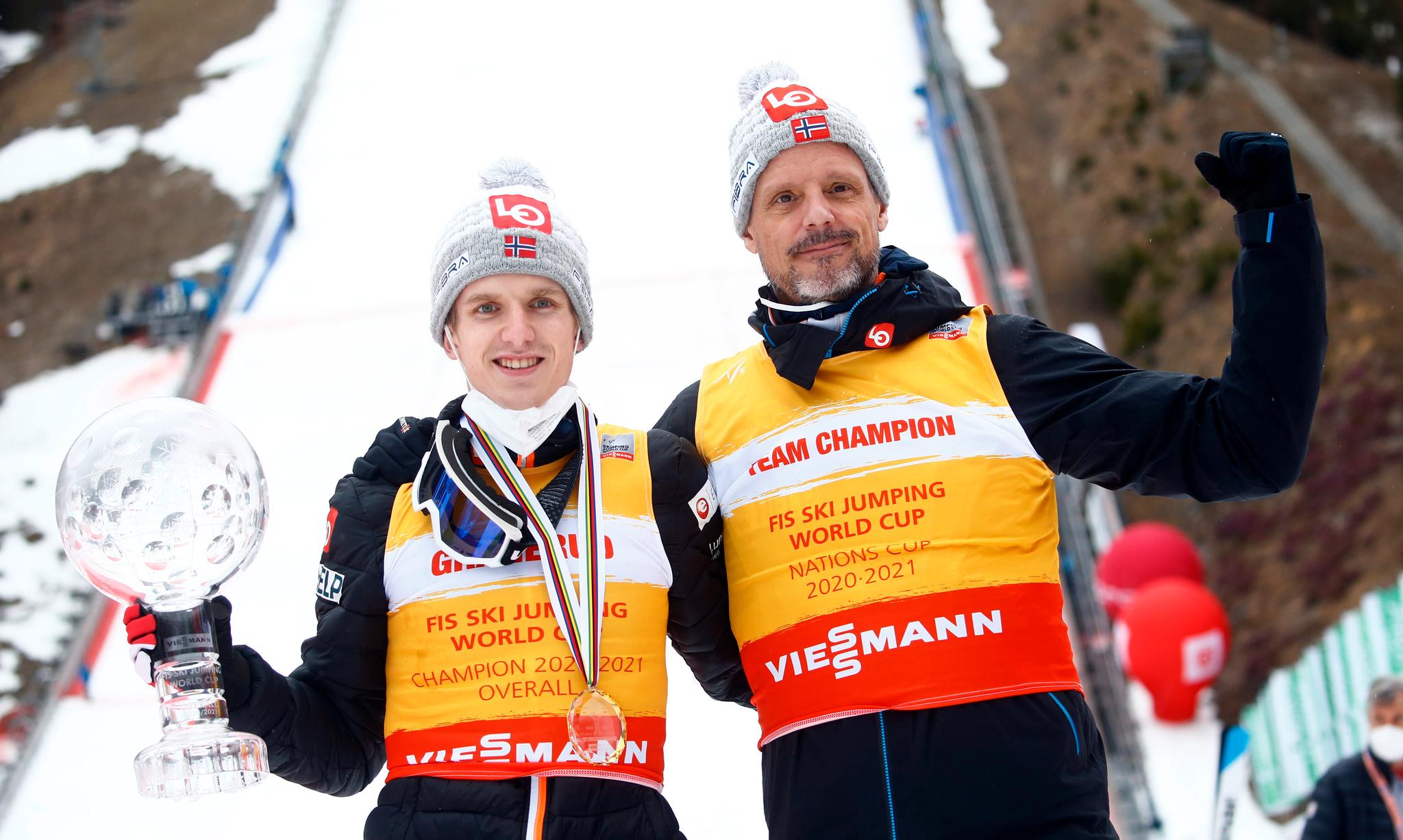 Granerud og Stöckl med det synlige beviset på at Granerud har vært sesongens beste hopper.