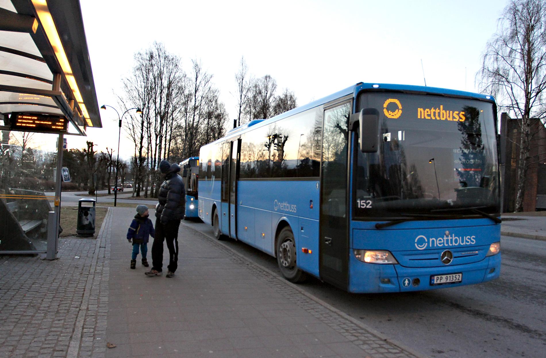 Agder Kollektivtrafikk (AKT) organiserer bussene i byen, og et tips er å laste ned appene «AKT mobilbillett» og «AKT reise». 
