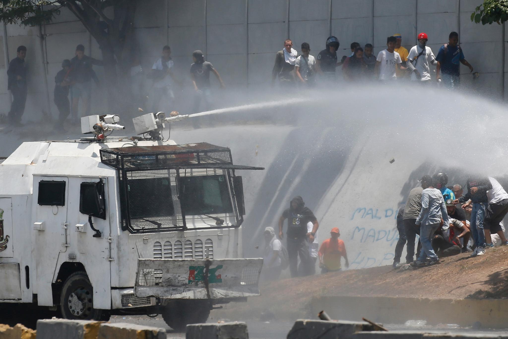 Militæret spyler vann på motstandere av president Maduro. 
