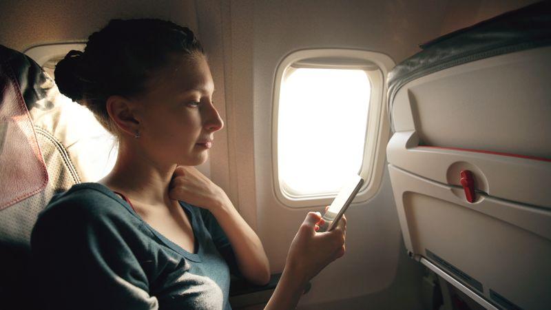  Du øker sjansene for å holde deg frisk på flyet ved å velge et vindussete. Da unngår du at medpassasjerer hoster på deg eller at de avsetter bakterier på setet ditt.