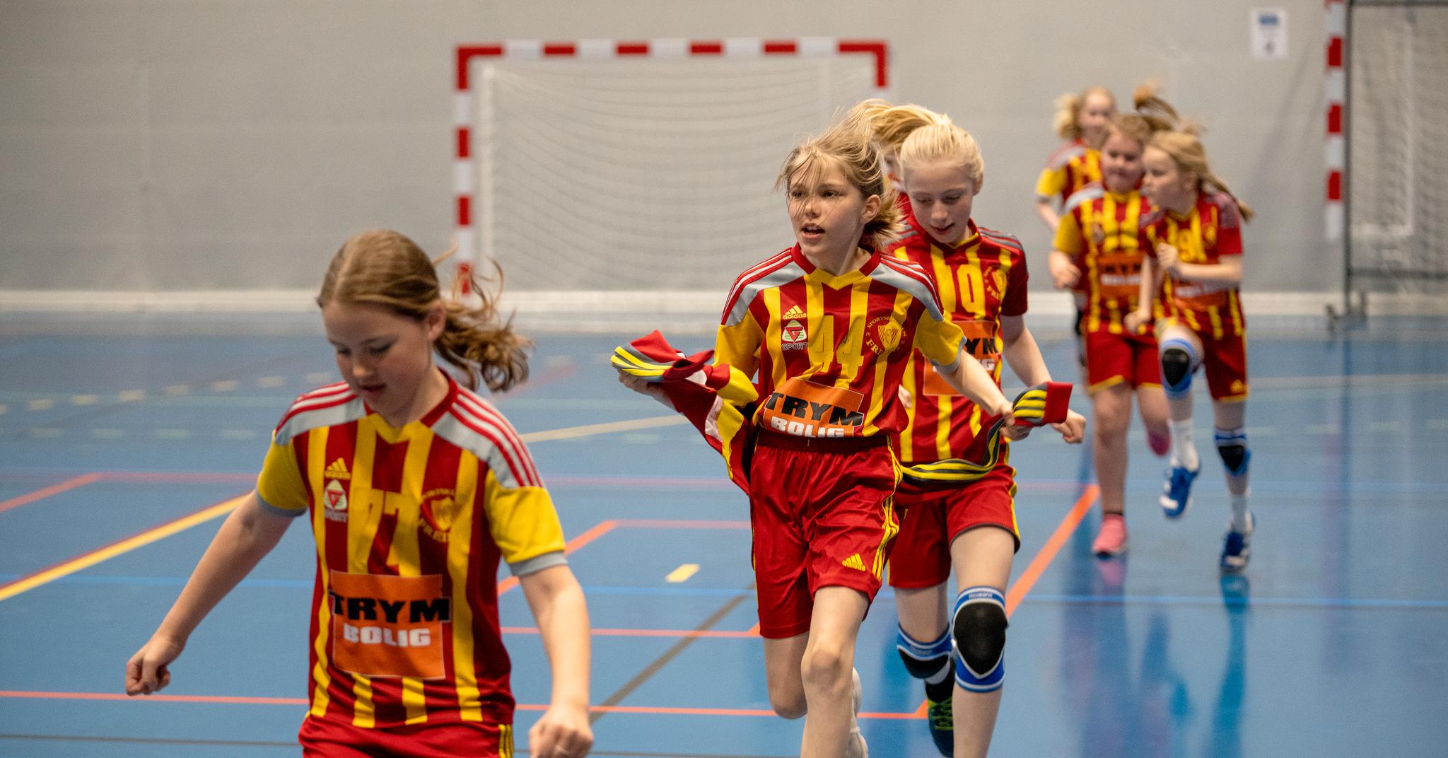 Nå blir det gratis for barn og unge å trene i fylkeskommunale lokaler. Fylkestinget anbefaler også at Kolstad Arena AS, Steinkjerhallen AS og Meldalshallen AS følger samme ordning.  