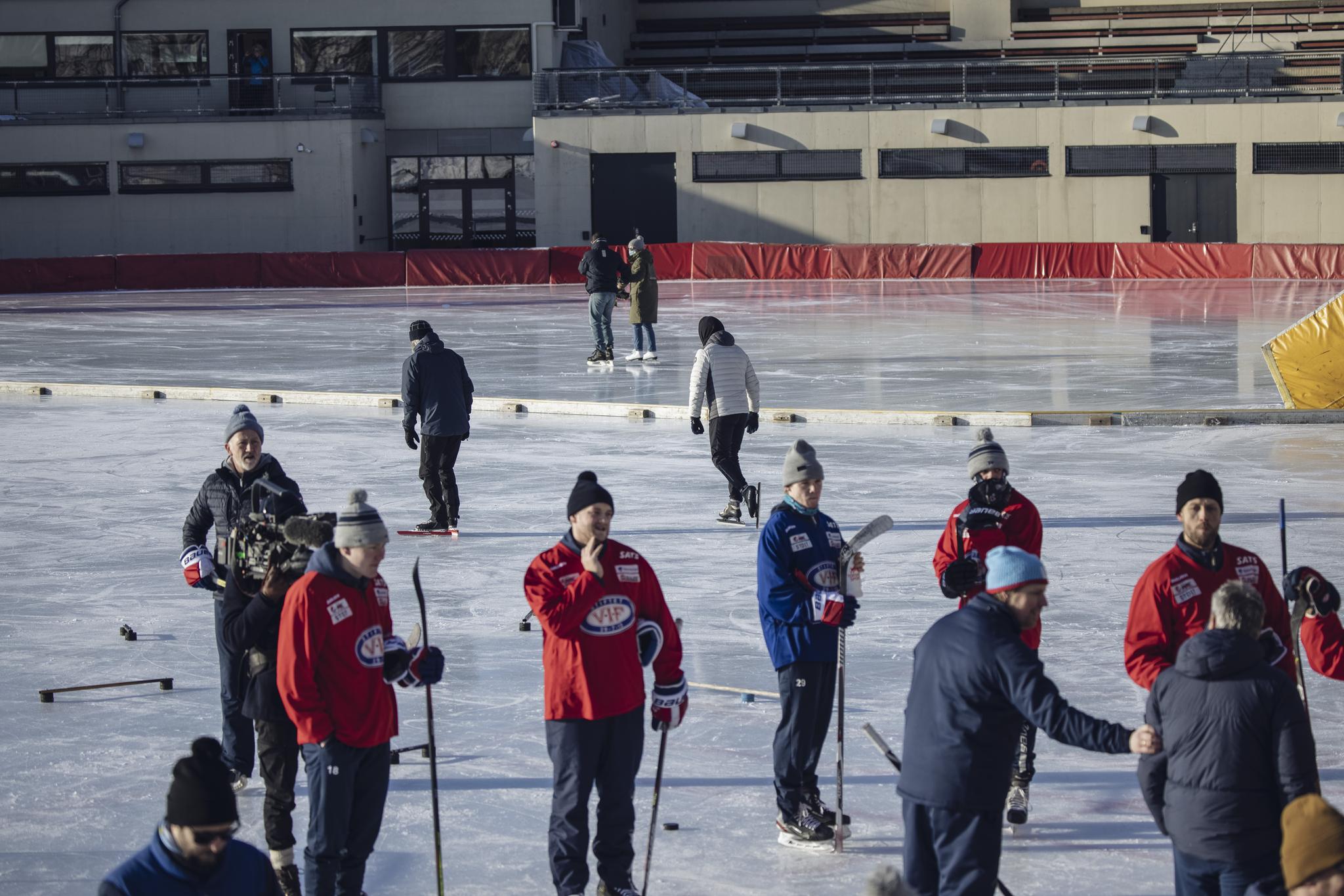 HAR TRENT UTE: Vålerengas ishockeyspillere har blant annet trent på Frogner Stadion. Dette bildet er fra 3. februar. 