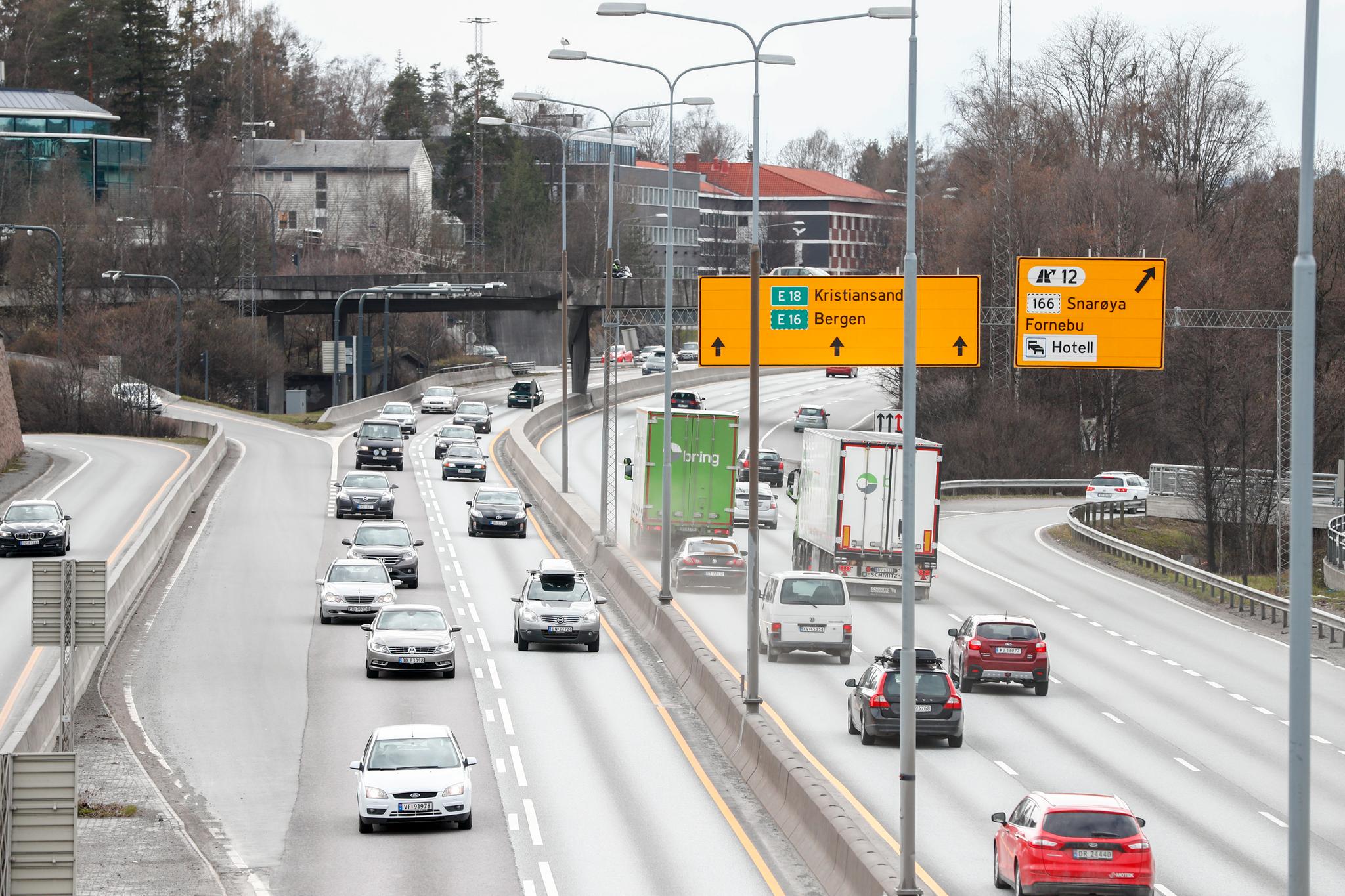 Påsketrafikken flyter greit i Oslo ved 17.30-tiden fredag. Dette bildet fra E18 ved Lysaker ble tatt i forbindelse med påsketrafikken i fjor.