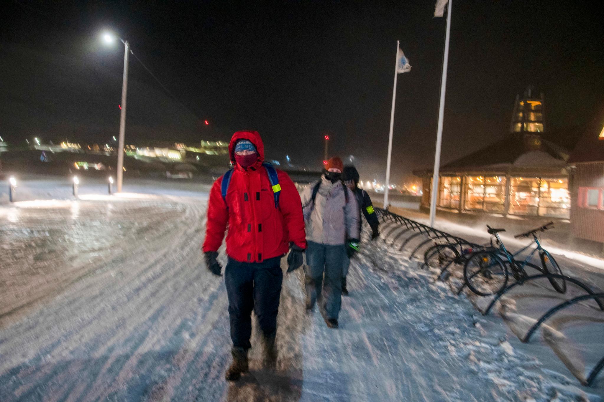 Nesten hele Longyearbyen på Svalbard har stengt på grunn av stormen. Her er de tre franskmennene Besile Le Maut, Gwendal Henaff og Gregory Tran i stormen på Longyearbyen torsdag.