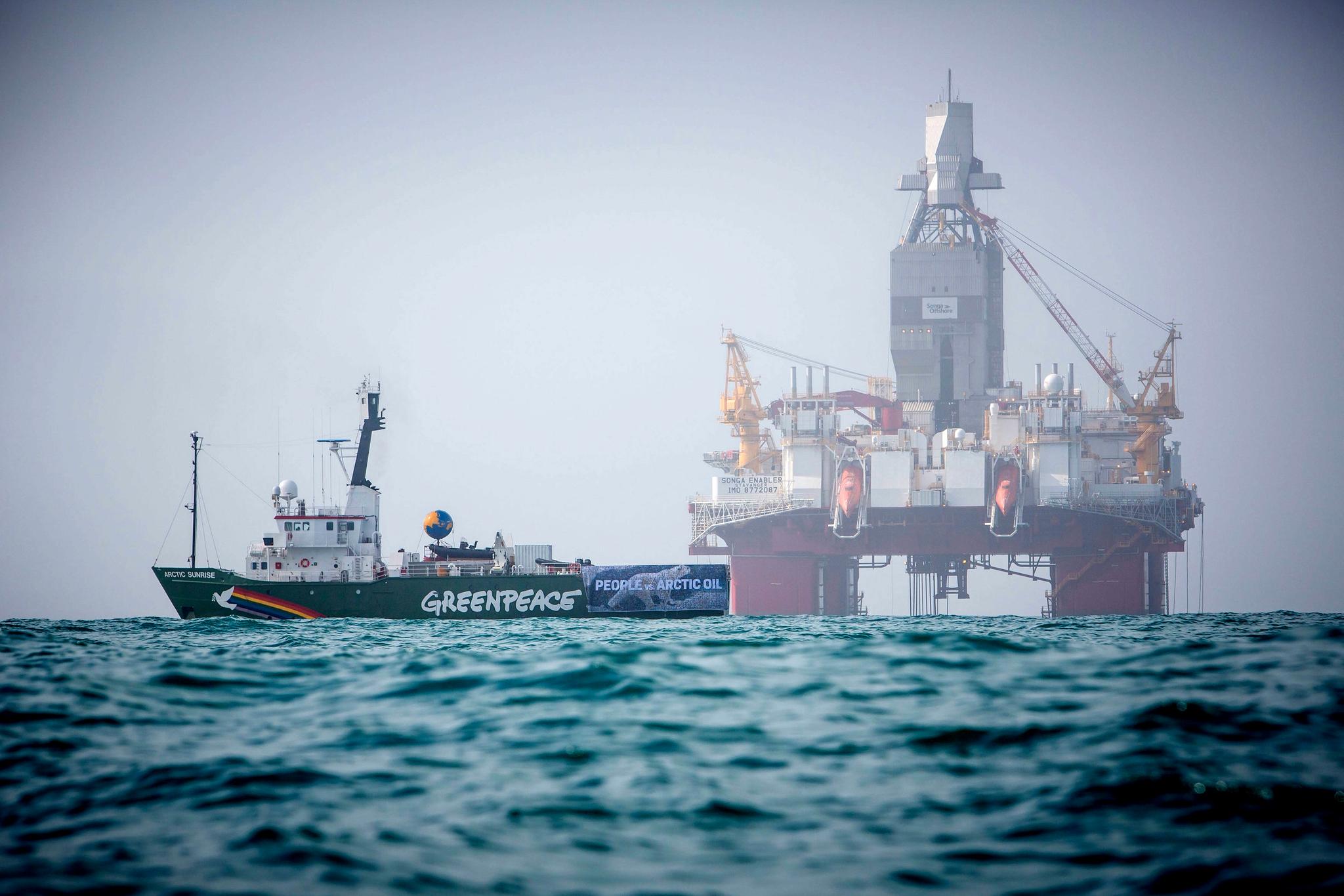 Greenpeace-aktivister ble torsdag tauet vekk fra Statoil-riggen Songa Enabler som leter etter olje og gass i Barentshavet i sommer. 