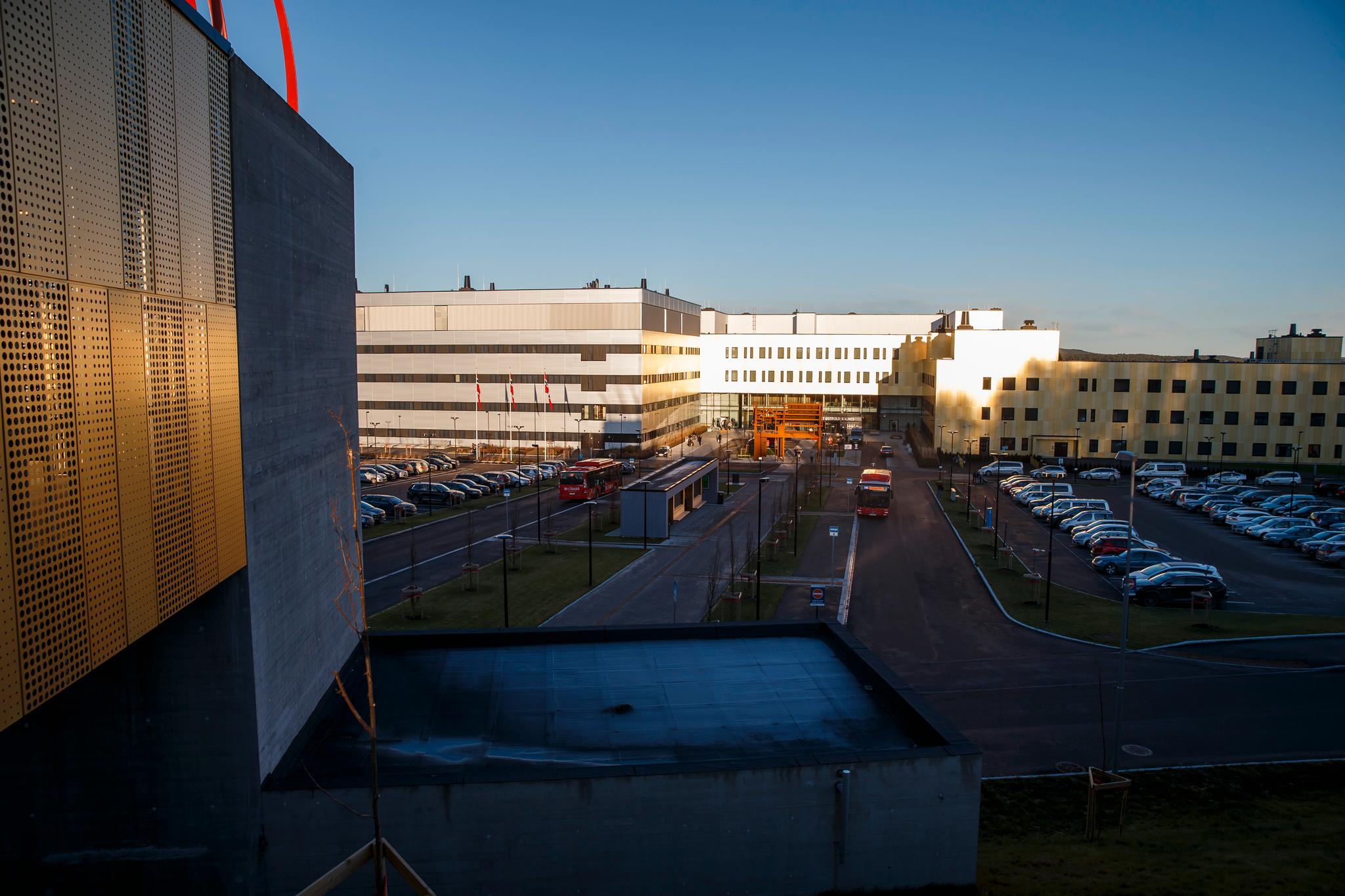 Sykehuset Østfold Kalnes utenfor Sarpsborg ble åpnet i 2015. Nå trekker sykehusdirektøren seg.
Foto: Cornelius Poppe / NTB scanpix