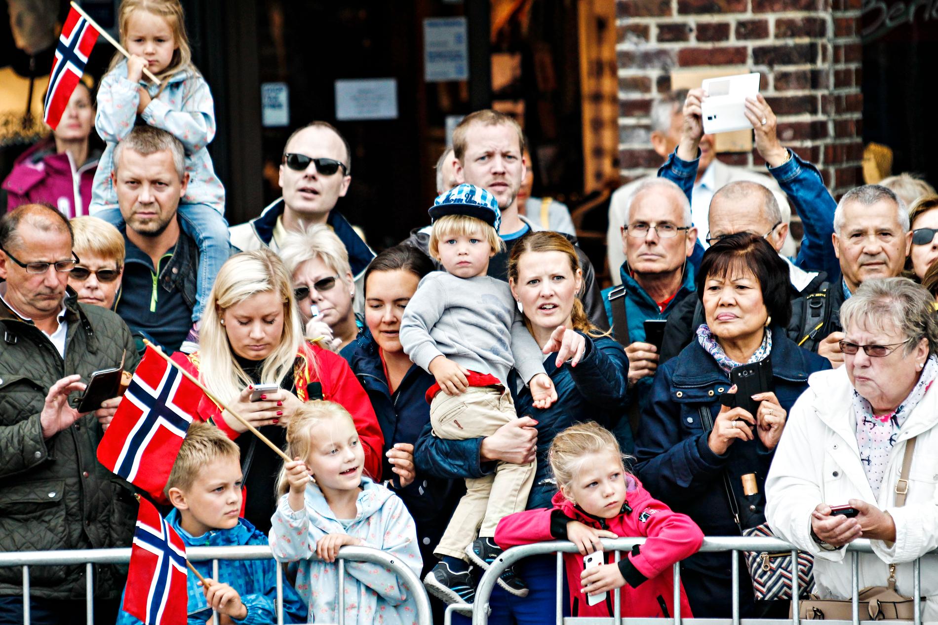 FLAGGET: Mange av de frammøtte hadde med seg norgesflagget lørdag.