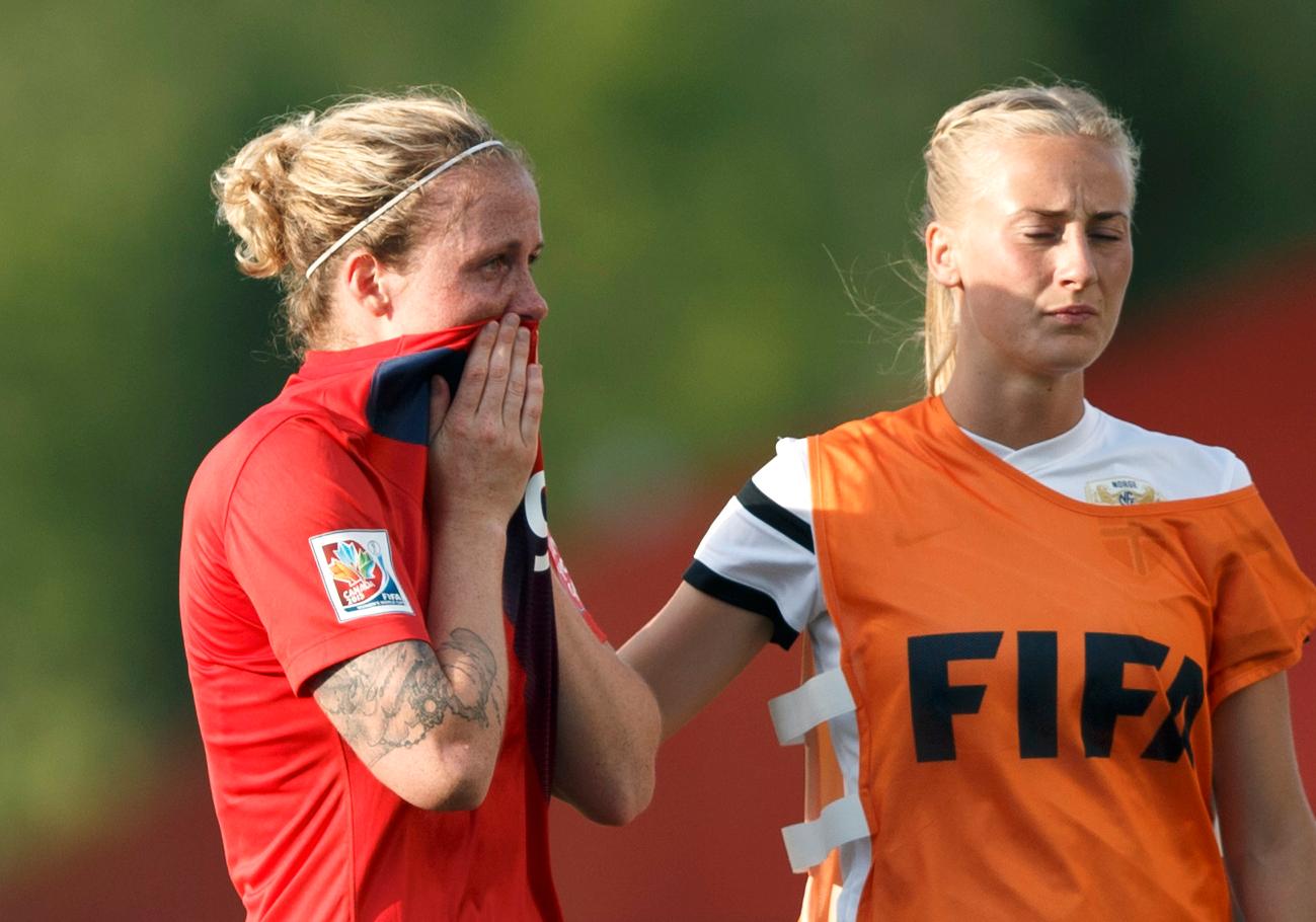 VM endte i tårer for de norske jentene. Her er det LSKs Anja Sønstevold som trøster landslags- og klubbvenninnen Isabell Herlovsen. 