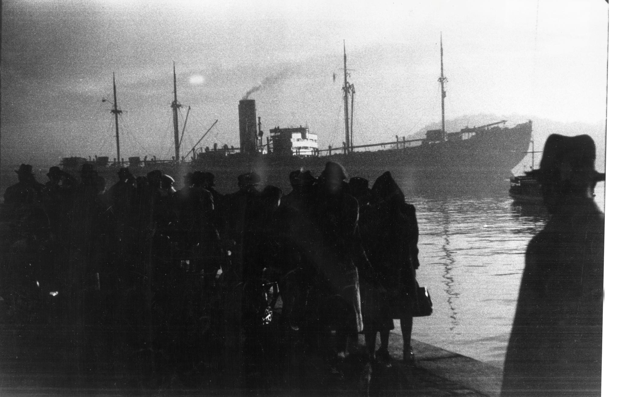 Bildet er tatt 26. november 1942 når det tyske skipet Donau forlater Oslo. Skipet tok 530 norske jøder med til utryddelsesleirene.