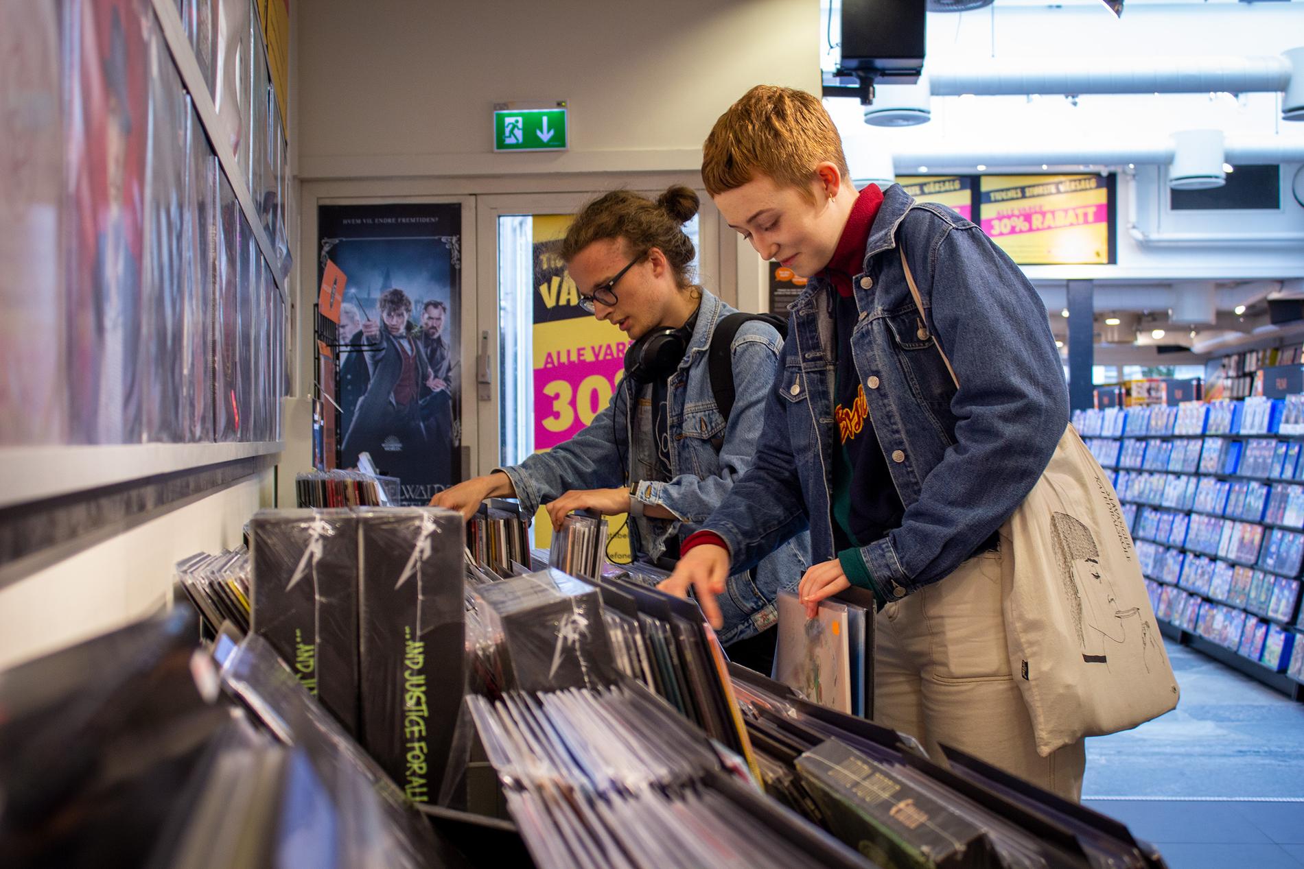 Jonas Omland Skjæveland (19) og Marthe Falkenhaug Lea (19) er innom Platekompaniet hver gang de er i byen for å gå gjennom CD- og vinyl-plater. Til høsten må de lete andre steder. 