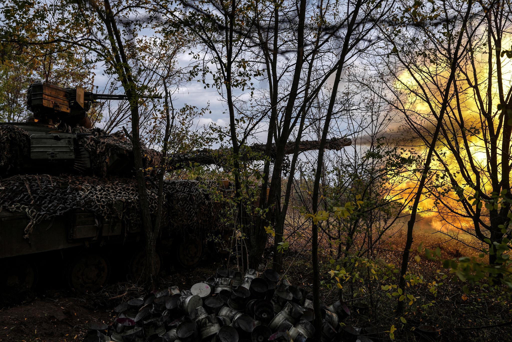En ukrainsk stridsvogn åpner ild mot russiske stillinger i Bakhmut i Ukraina søndag. 