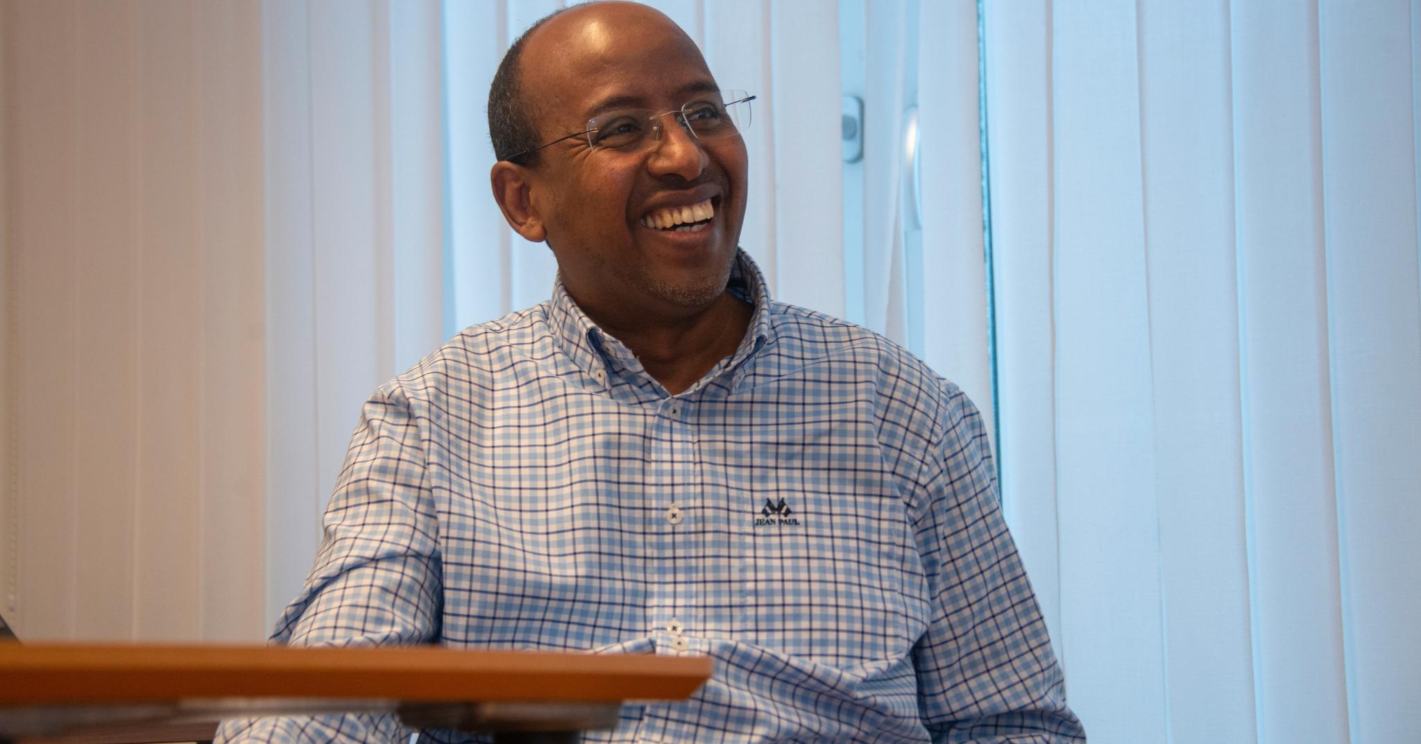 Hakim Ismail har vært forstander i den somaliske moskeen Tawfiiq Islamsk Senter siden 2016. På grunn av den interne konflikten har han sittet lenger enn planlagt.