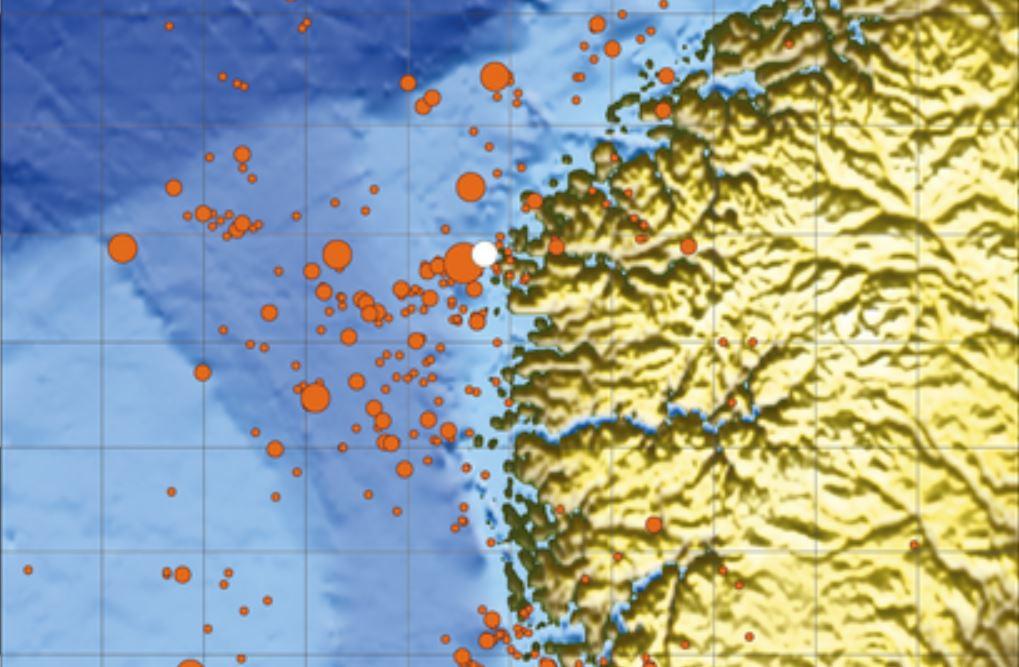 JORDSKJELVUTSATT OMRÅDE: Den hvite sirkelen på kartet viser størrelsen på skjelvet. De andre sirklene er tidligere jordskjelv. 