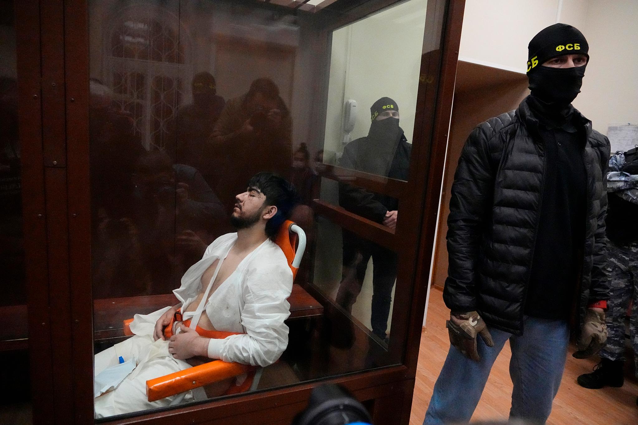 Mukhammadsobir Faizov, en av de mistenkte i fredagens skyting i Moskva, satt i et glassbur i retten. 