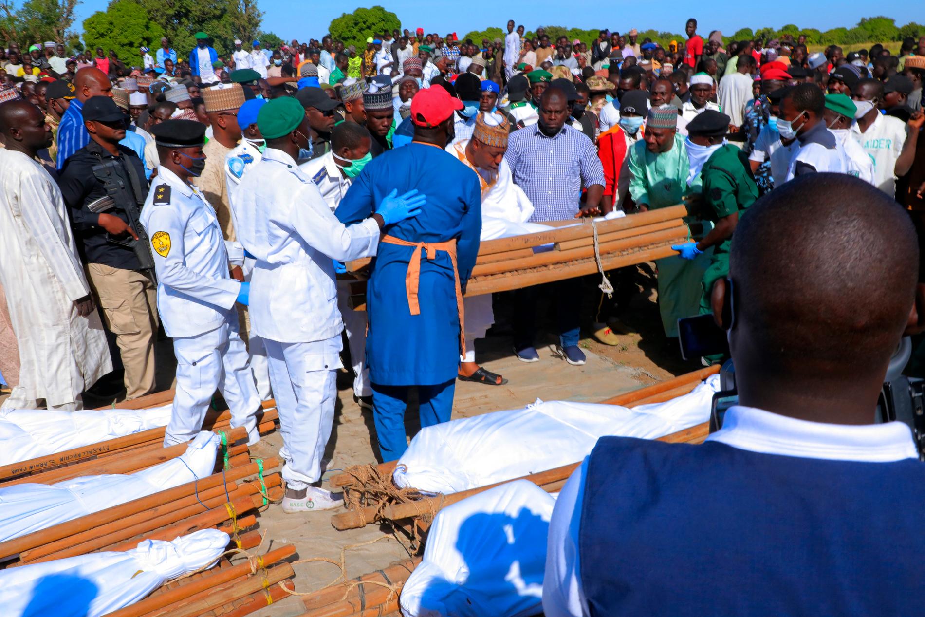 Ofre etter lørdagens massakre i det nordøstlige Nigeria begraves i Zaabarmar søndag. Islamistgruppen Boka Haram pekes ut som ansvarlig for massakren. 