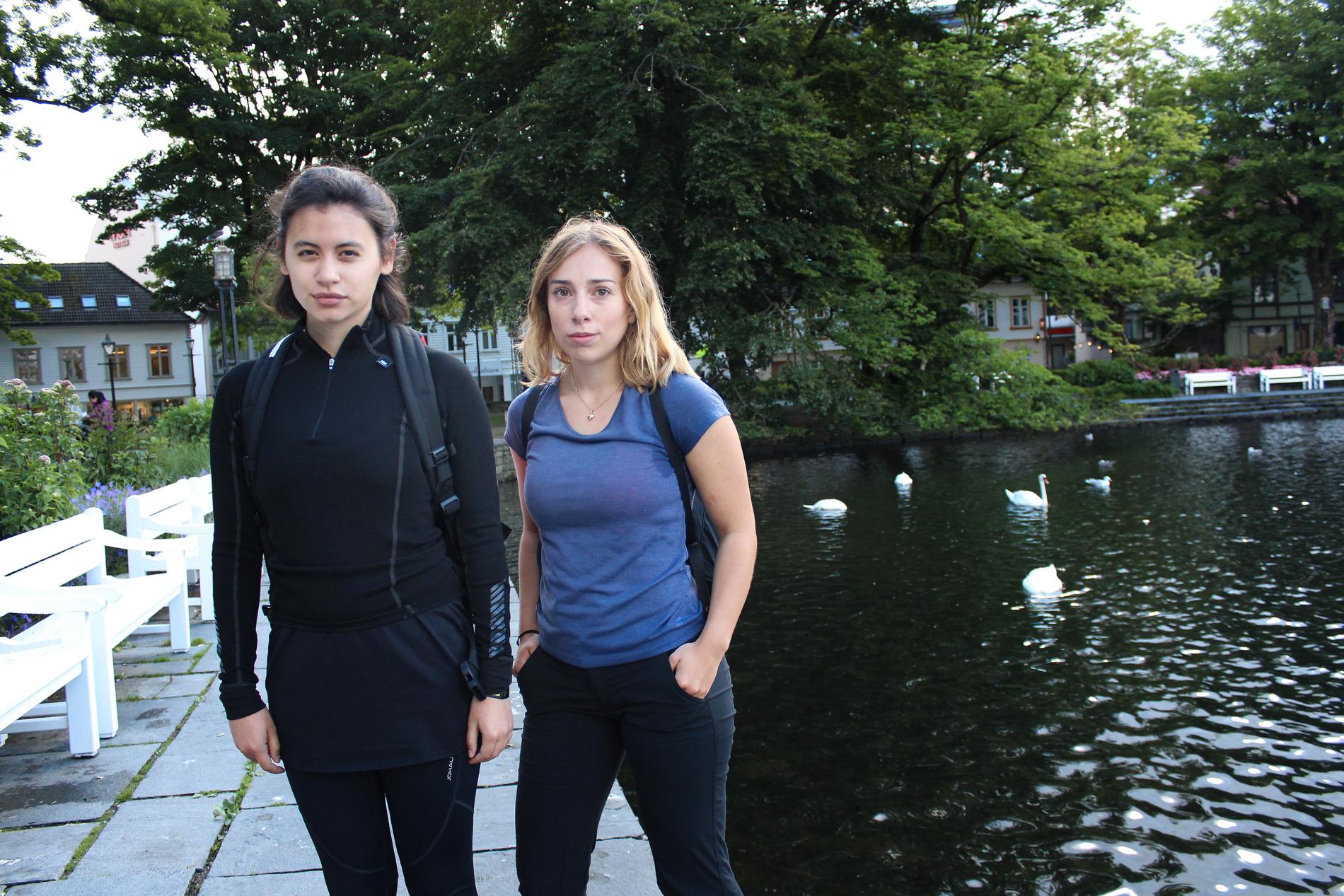 Nå må de to Stavanger-jentene betale alle skolepengene ut av egen lomme. 