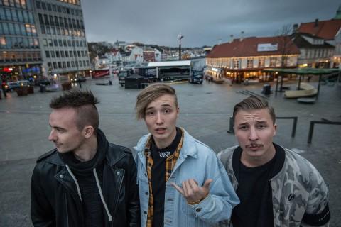 Den finske popstjernen Isac Elliot (midten) sammen med Martin Tungevaag (t.v) og Robbin Söderlund i Tungevaag & Raaban.