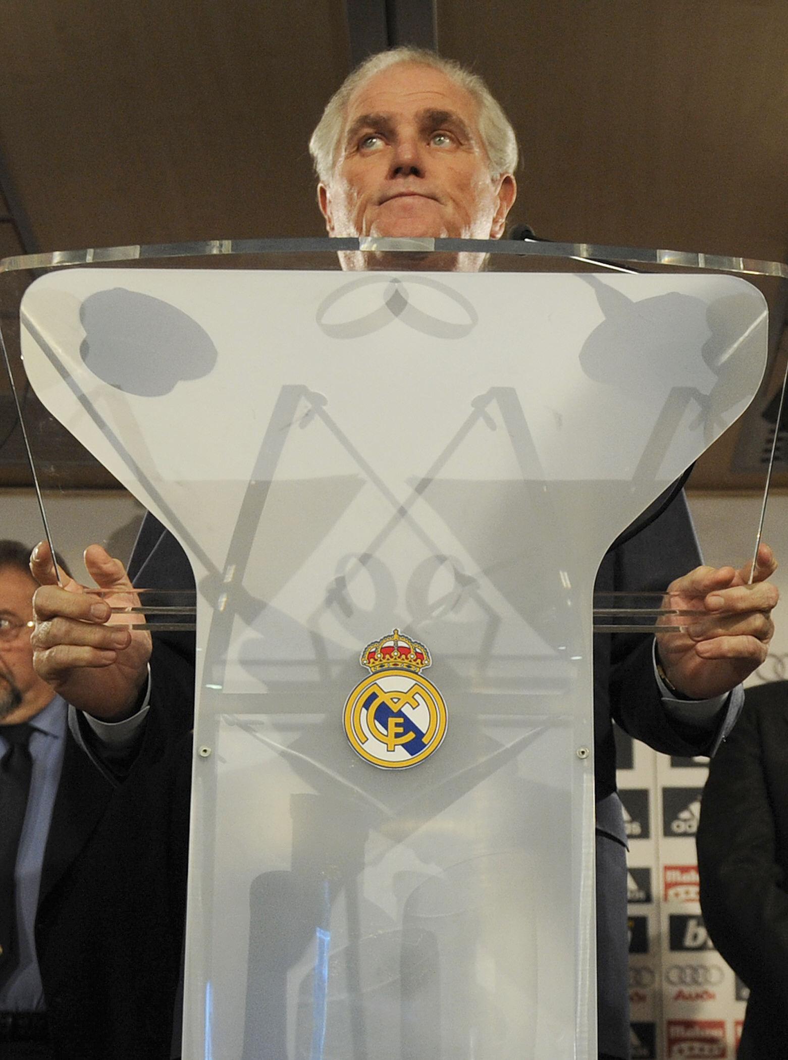 TRIST SORTI: Ramón Calderón måtte trekke seg som Real Madrid-sjef etter anklager om stemmefusk i forbindelse med et regnskap i 2009. Her forsøker han å benekte påstandene 14. januar, to dager senere trakk han seg. Da var det allerede enighet om å hente Cristiano Ronaldo til den spanske hovedstaden.