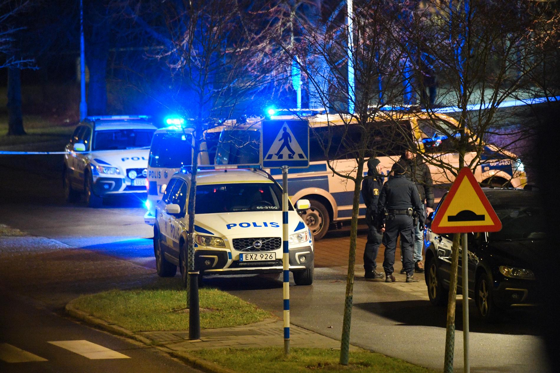  INGEN SKADD: Onsdag kveld ble det meldt om en eksplosjon utenfor politistasjonen i Rosengård i Malmö. Ingen personer skal være skadd, men det er materielle skader på biler. 