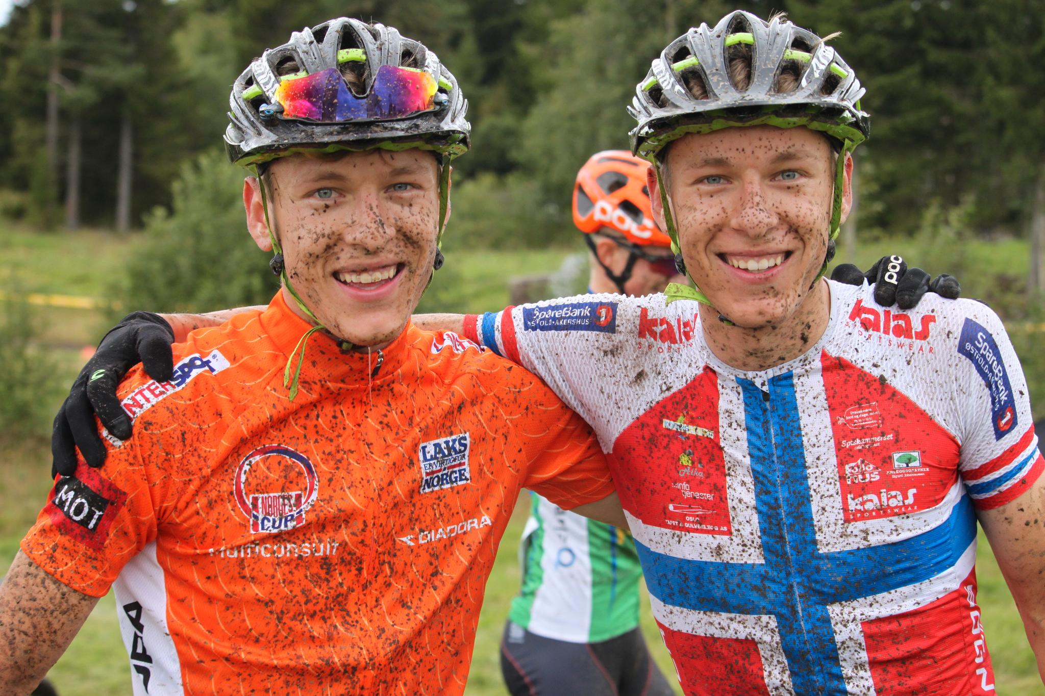 GODE I TERRENGET: Anders (til venstre) og Tobias sammen etter et ritt i Norgescupen i terrengsykling i 2017. 