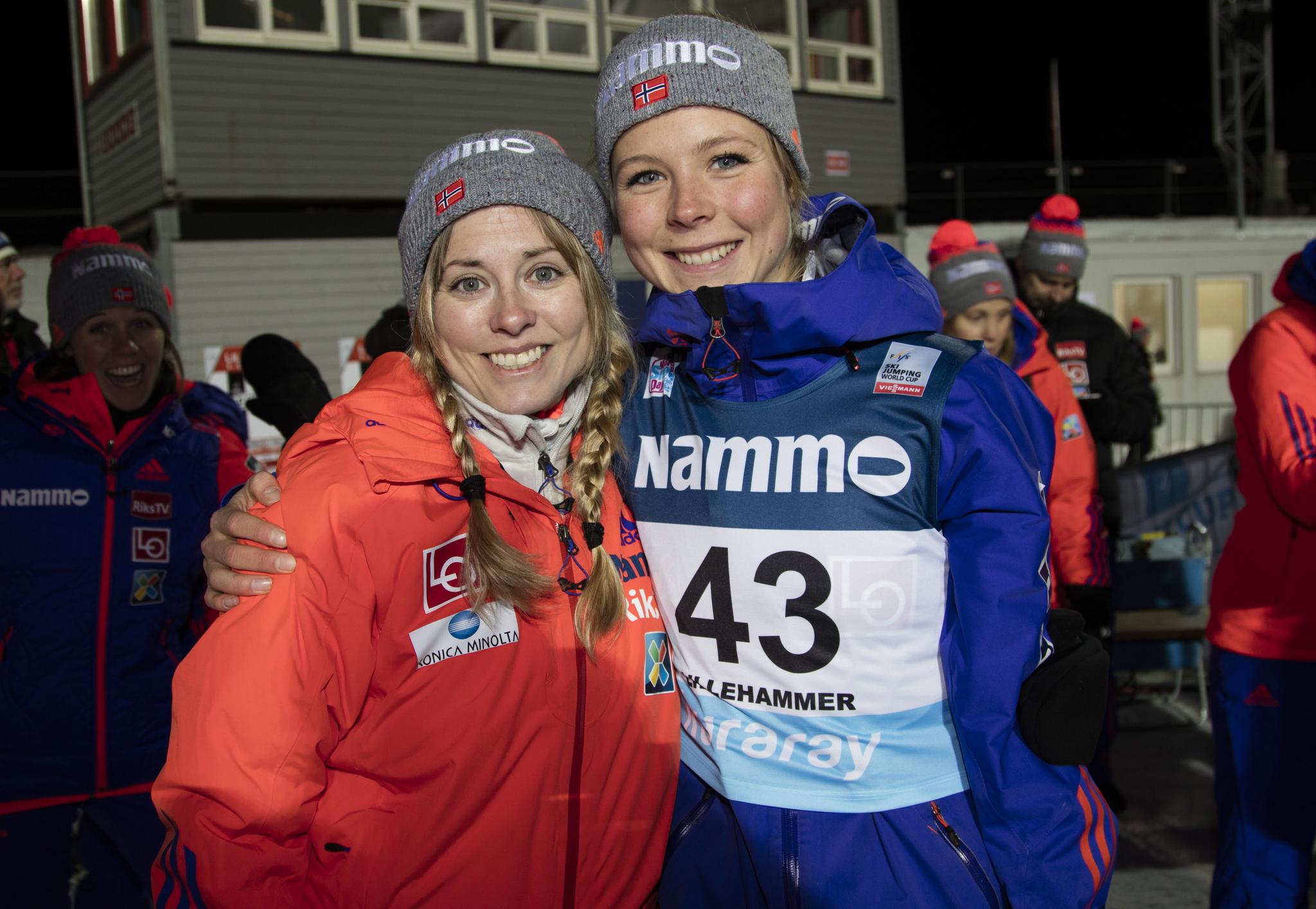 FÅR SJANSEN: Maren Lundby (t.h.) sammen med Anette Sagen i forbindelse med verdenscupen på Lillehammer i 2016. Nå får Lundby anledning til å jakte Sagens norske rekord.