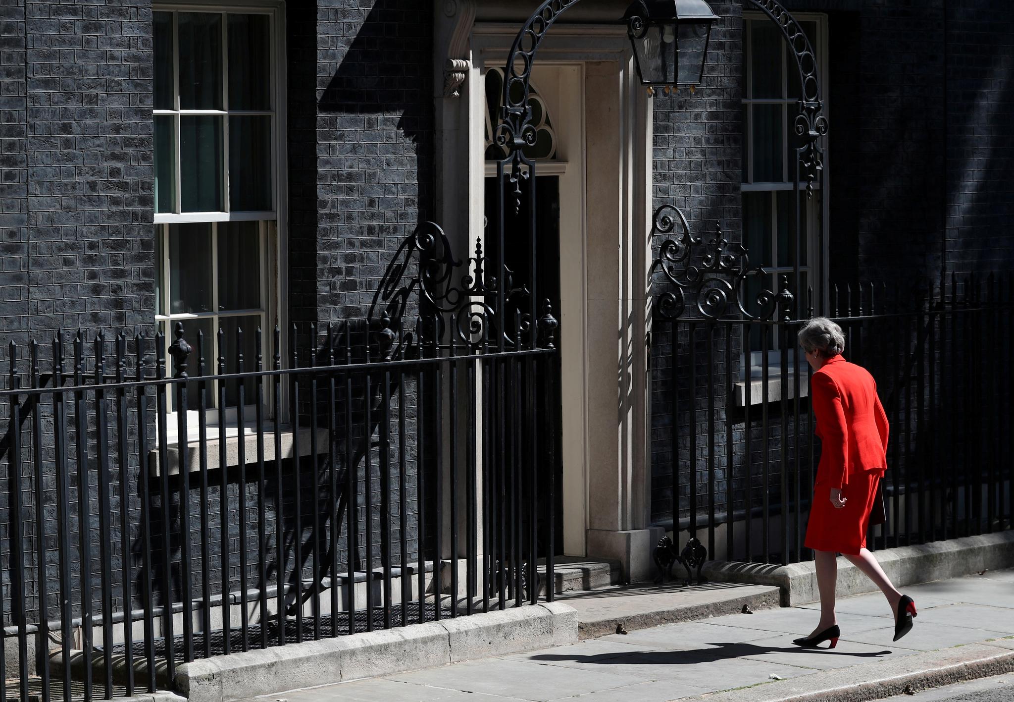 Theresa May gikk med tunge skritt inn til statsministerboligen i Downing Street etter å ha kastet inn håndkleet fredag. 