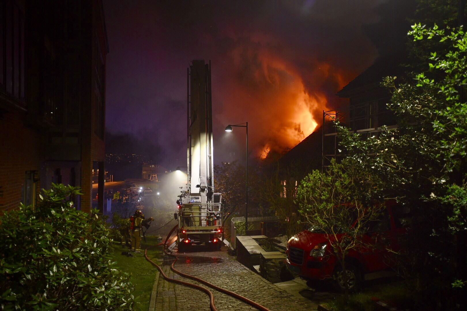  STORBRANN: Natt til søndag brøt det ut brann i to hus på Nøstet i Bergen sentrum.. 