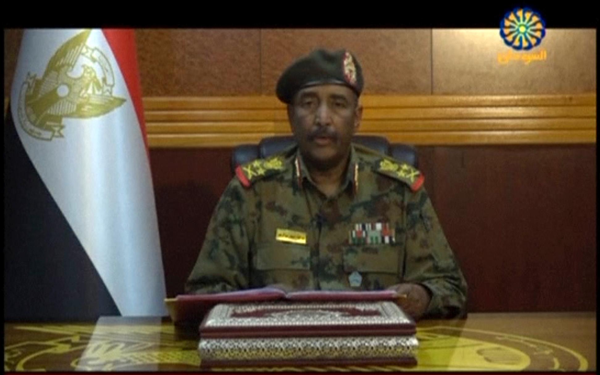 Militærjuntaen i Sudan, som ledes av general Abdel-Fattah Burhan (bildet), hevder å ha pågrepet flere soldater som anklages for drap på sivile demonstranter.