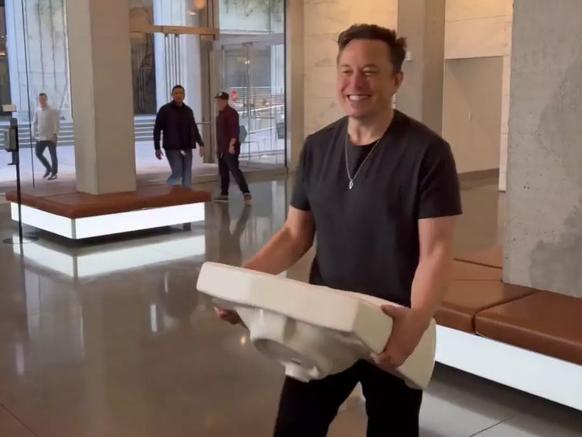 OPPVASK? Twitter-eier Elon Musk deler og applauderer «Twitter files», men reaksjonene er ulike.