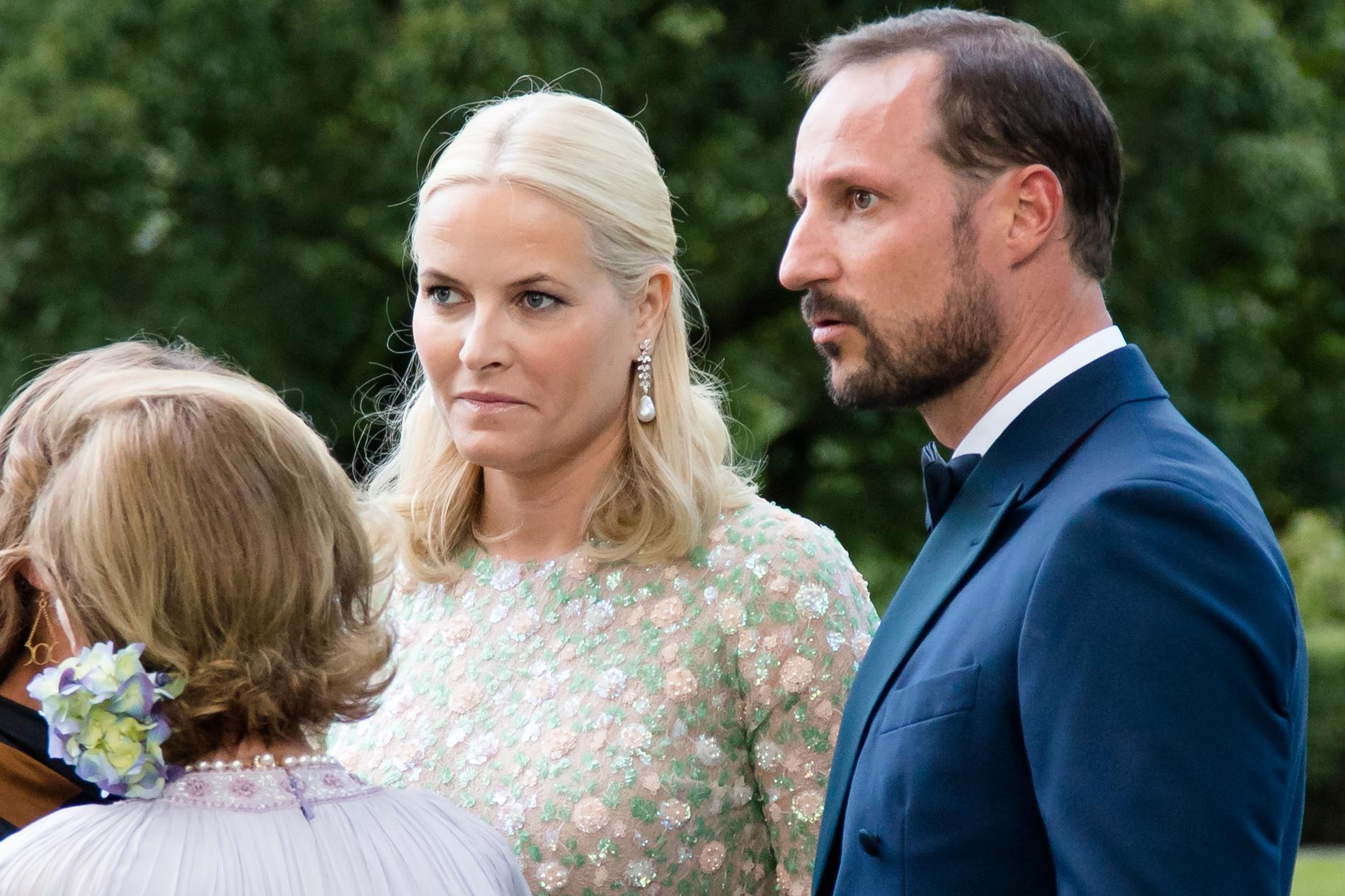 I SELSKAP: Kronprinsesse Mette-Marit og kronprins Haakon ankommer festmiddagen på Bygdøy Kongsgård tirsdag.