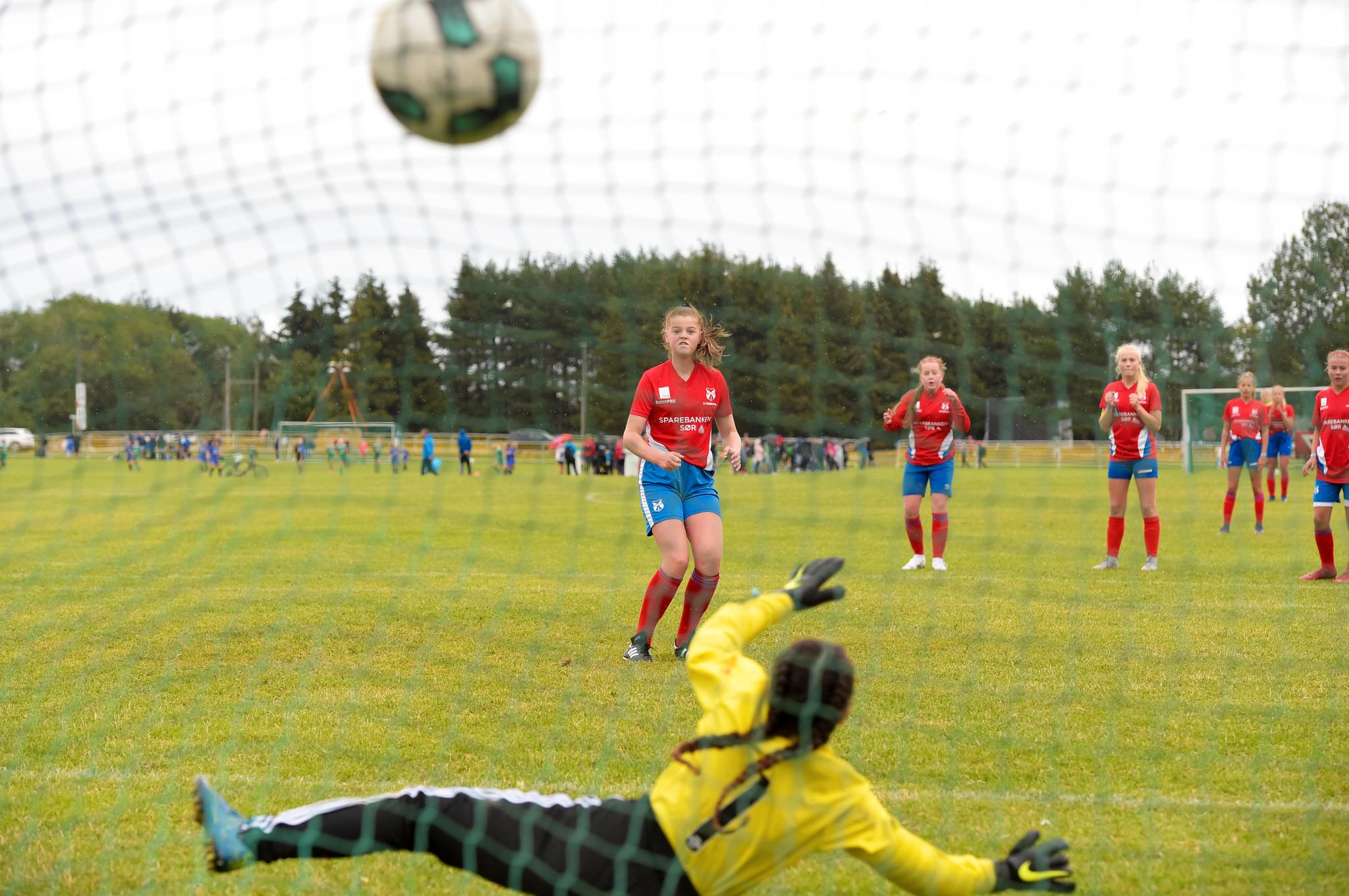 Her utligner Torridals Linnea Nordahl på straffe mot Askøy Sportsklubb. 