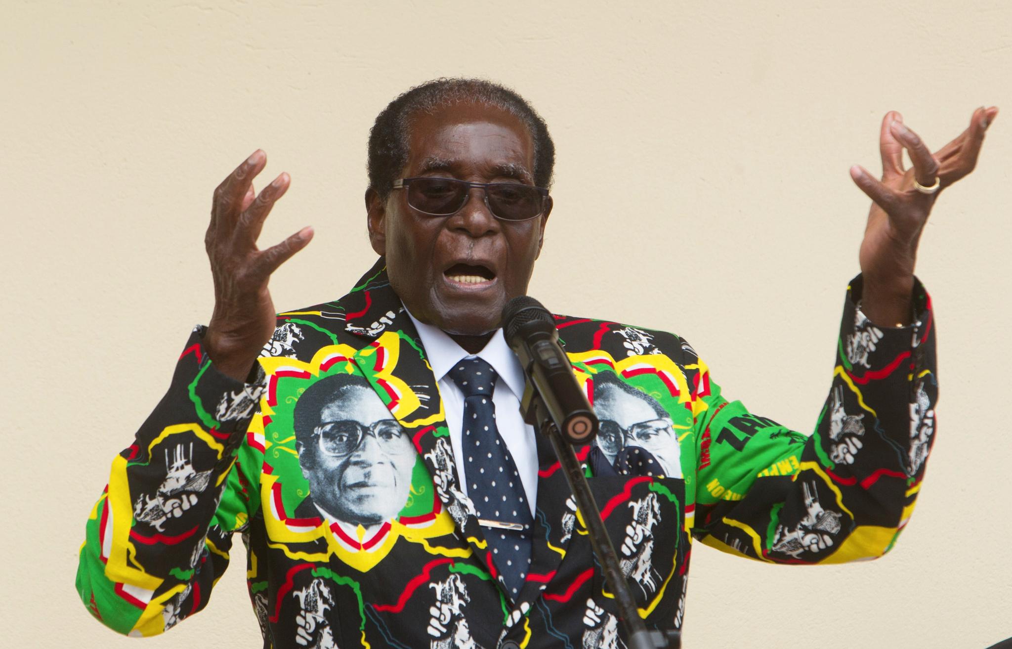 Under presidentvalget i 2002 begynte Mugabe å kle seg mer fargerikt. Gjerne med plagg prydet med bilde av seg selv. 