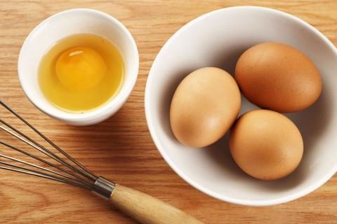 Både eggehviten og eggeplommen er fin å bruke i hud- og hårprodukter.