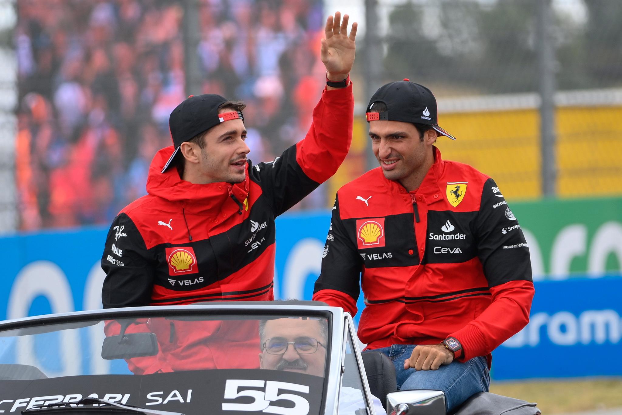 FORTSETTER: Charles Leclerc (t.v.) og Carlos Sainz i Ferrari.
