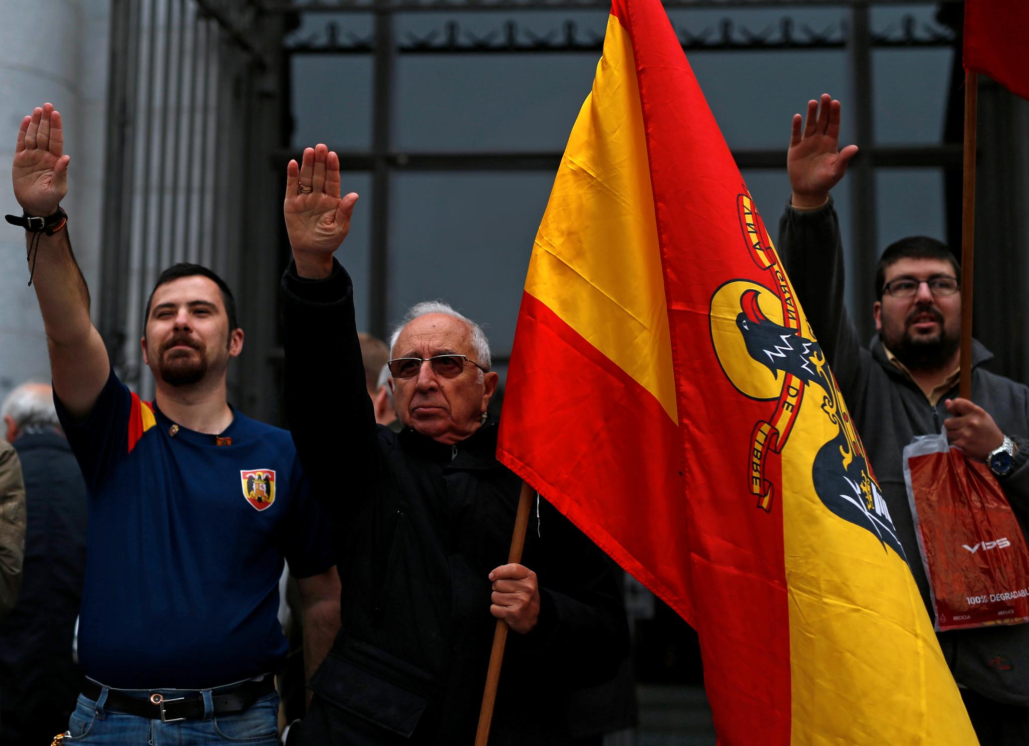 Fortsatt finnes spanjoler som hyller avdøde Francisco Franco. Dette bildet er fra en minnestund 41 år etter diktatorens død.