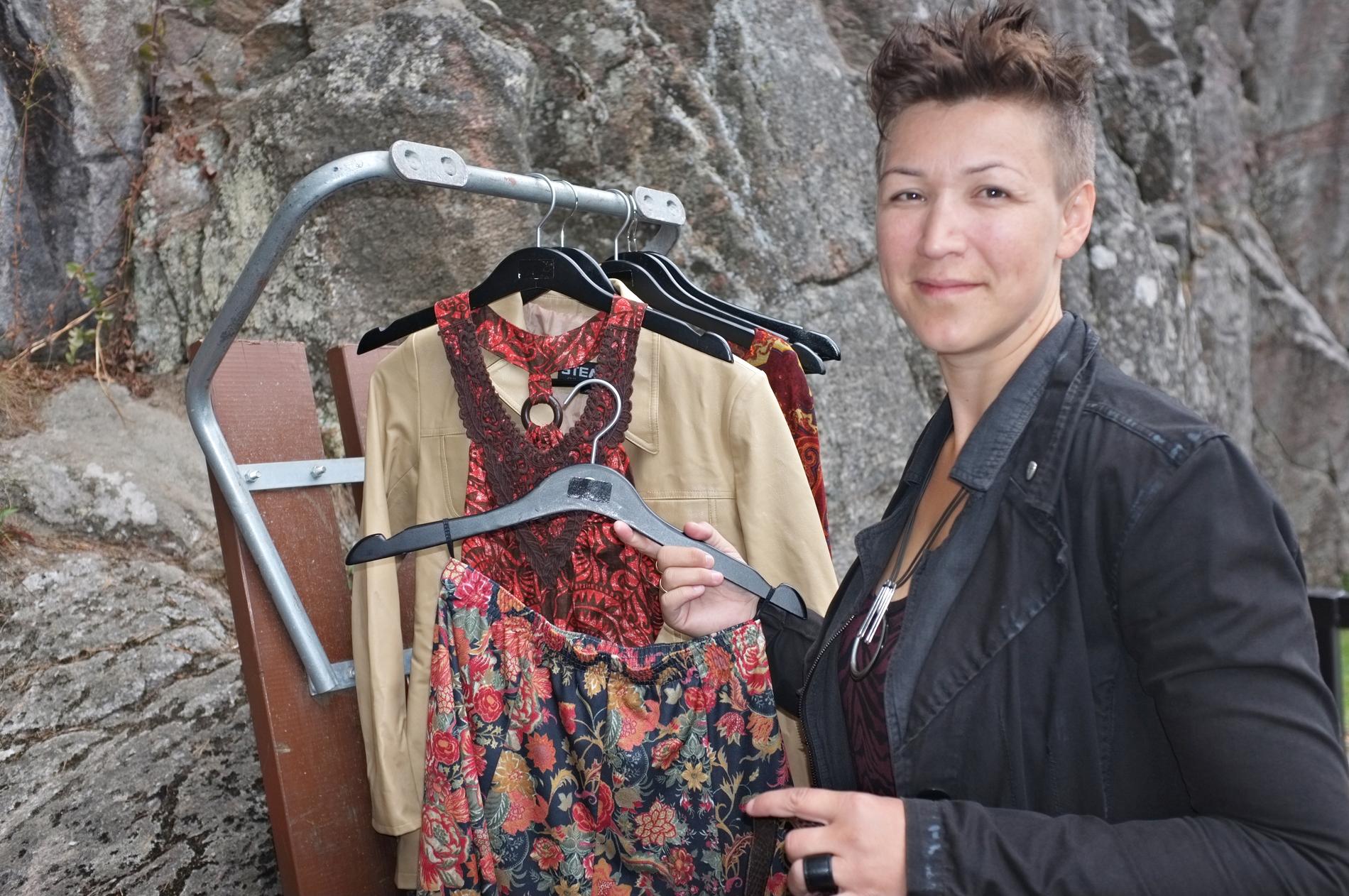 Sammen med en venninne driver Mia Løland verkstedet II redesign klær og smykker på Odderøya. Foto: Damares Stenbakk.