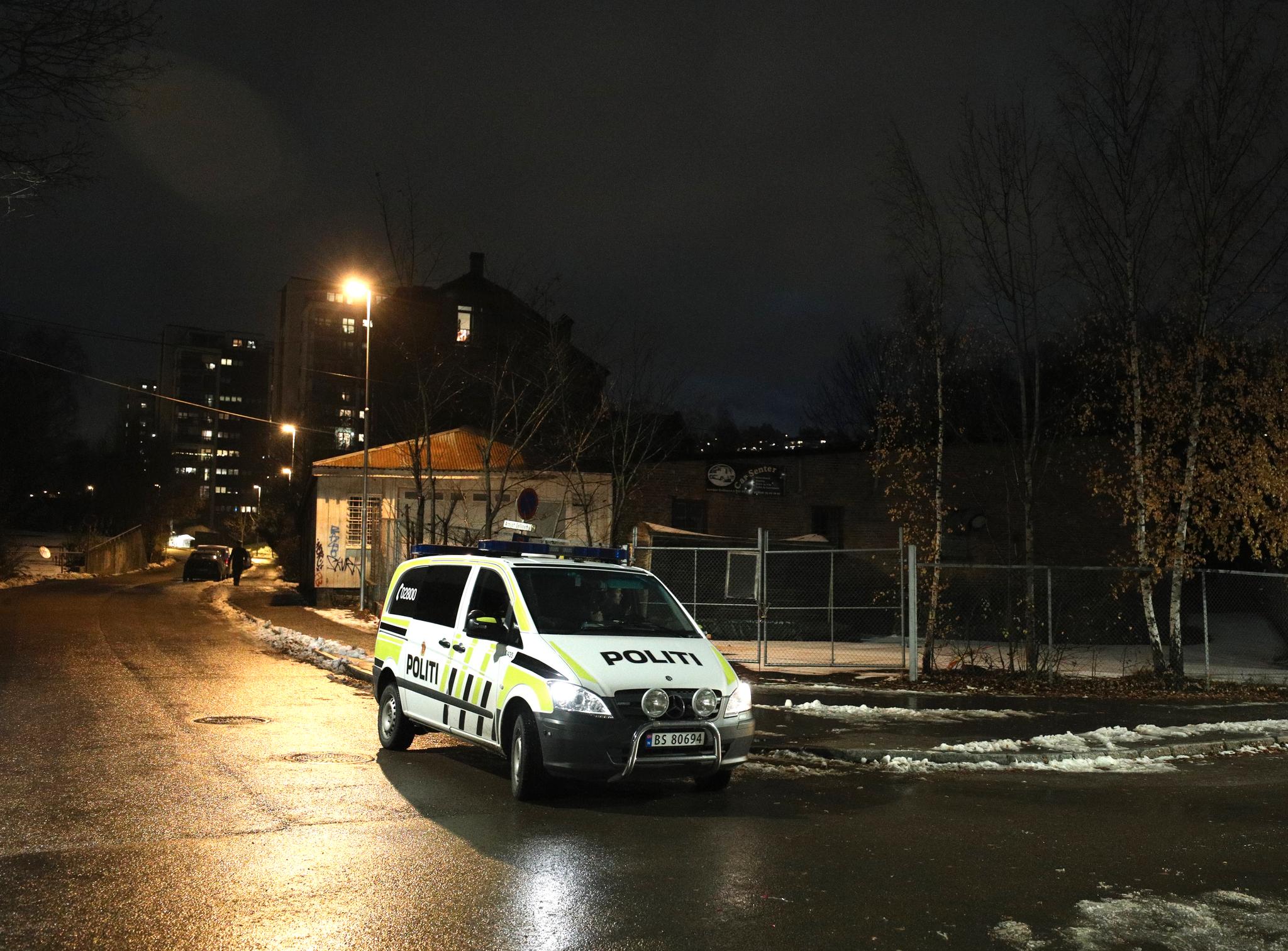 Politiet jakter på tre ungdommer etter en voldshendelse i Oslo onsdag kveld. Denne patruljen holdt utkikk etter mulige mistenkte mellom Kværnerparken og Kværnerbyen. 