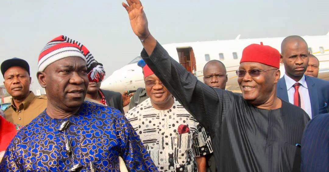 Presidentkandidat Atiku Abubakar blir møtt av tilhengere på en flyplass tidligere i år. Søndag opplevde han et ublidt møte med myndighetene da han kom hjem fra Dubai.