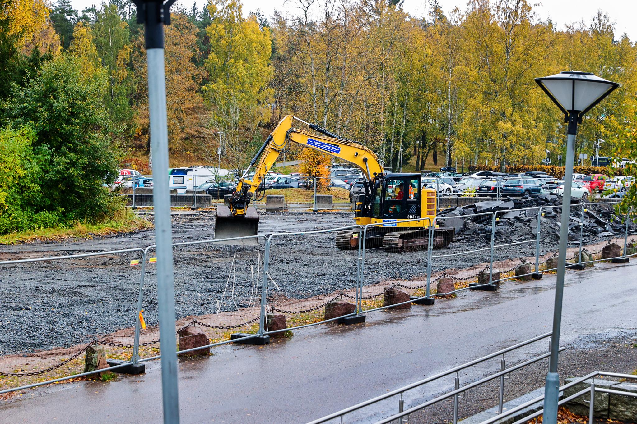 Denne uken startet byggingen av et nytt parkanlegg langs gangveien ned mot Sognsvann, mellom T-banestasjonen og kiosken. Målet er å gjøre ankomsten til Sognsvann tryggere og grønnere. 