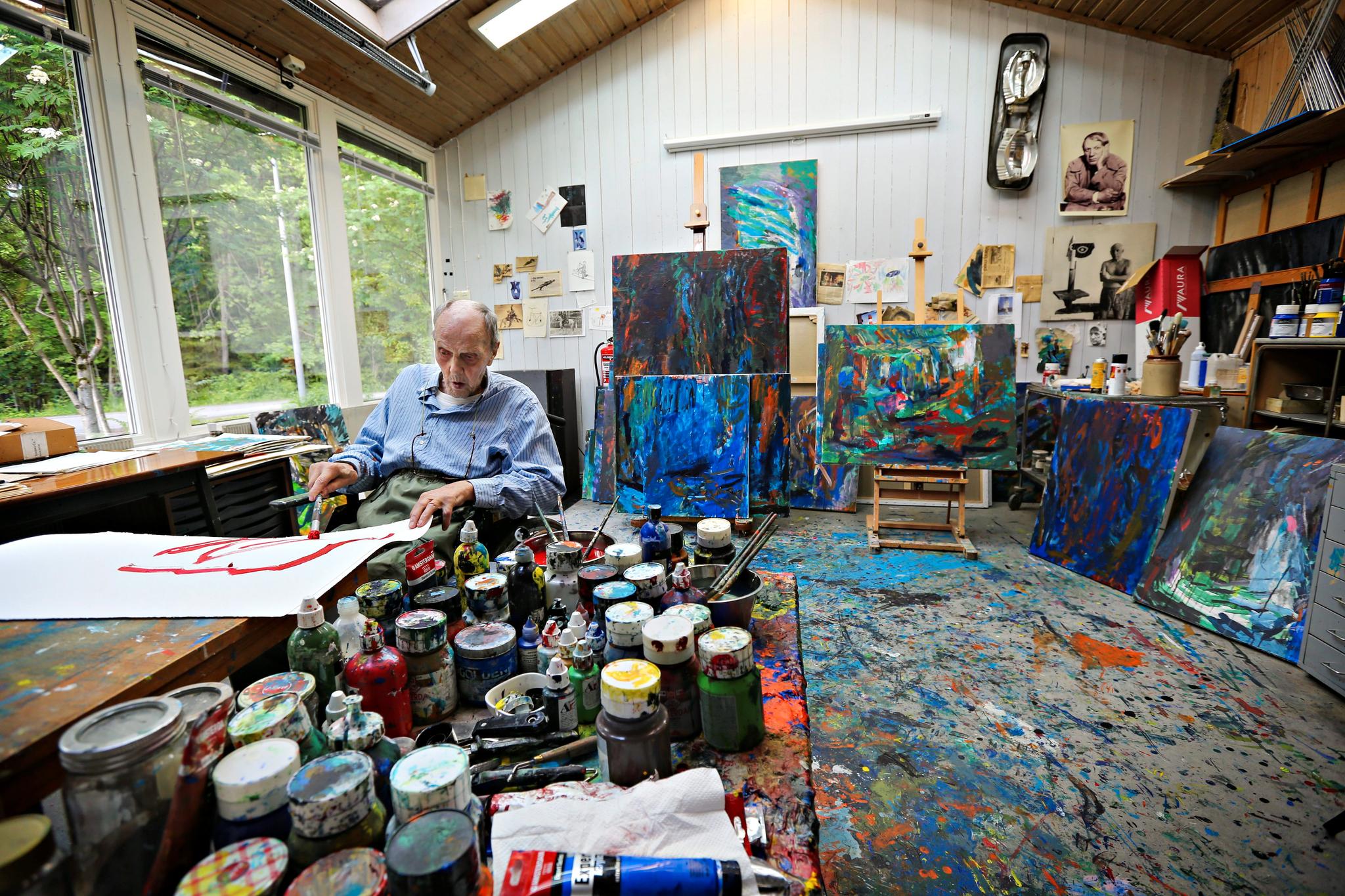 Carl Nesjar arbeider fremdeles som kunstner i en alder av 93 år. Han stiller seg uforstående til at Y-blokken nå skal rives.