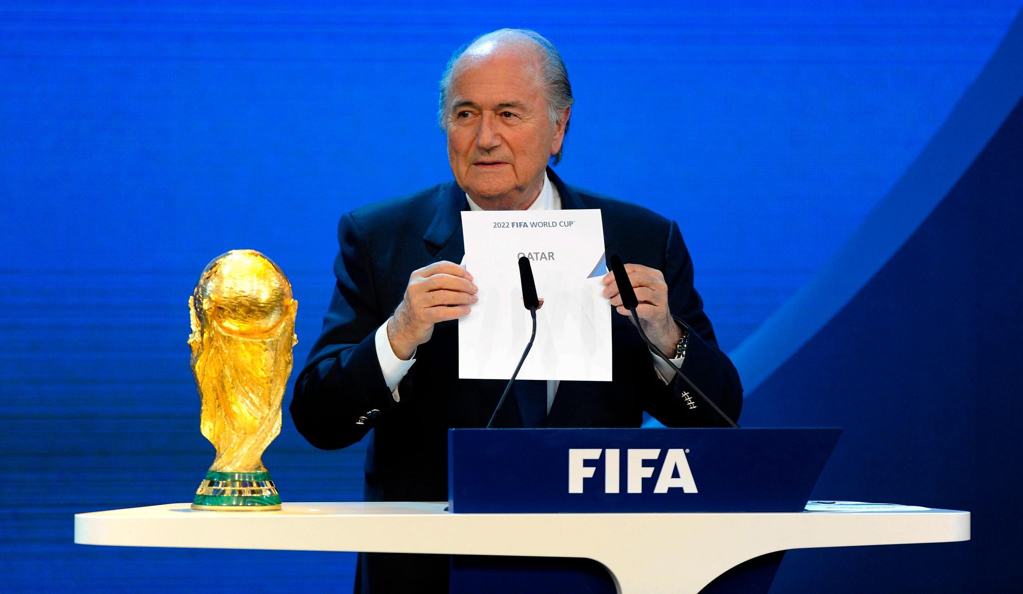 Sepp Blatter annonserer at det er Qatar som skal arrangere VM i 2022. 