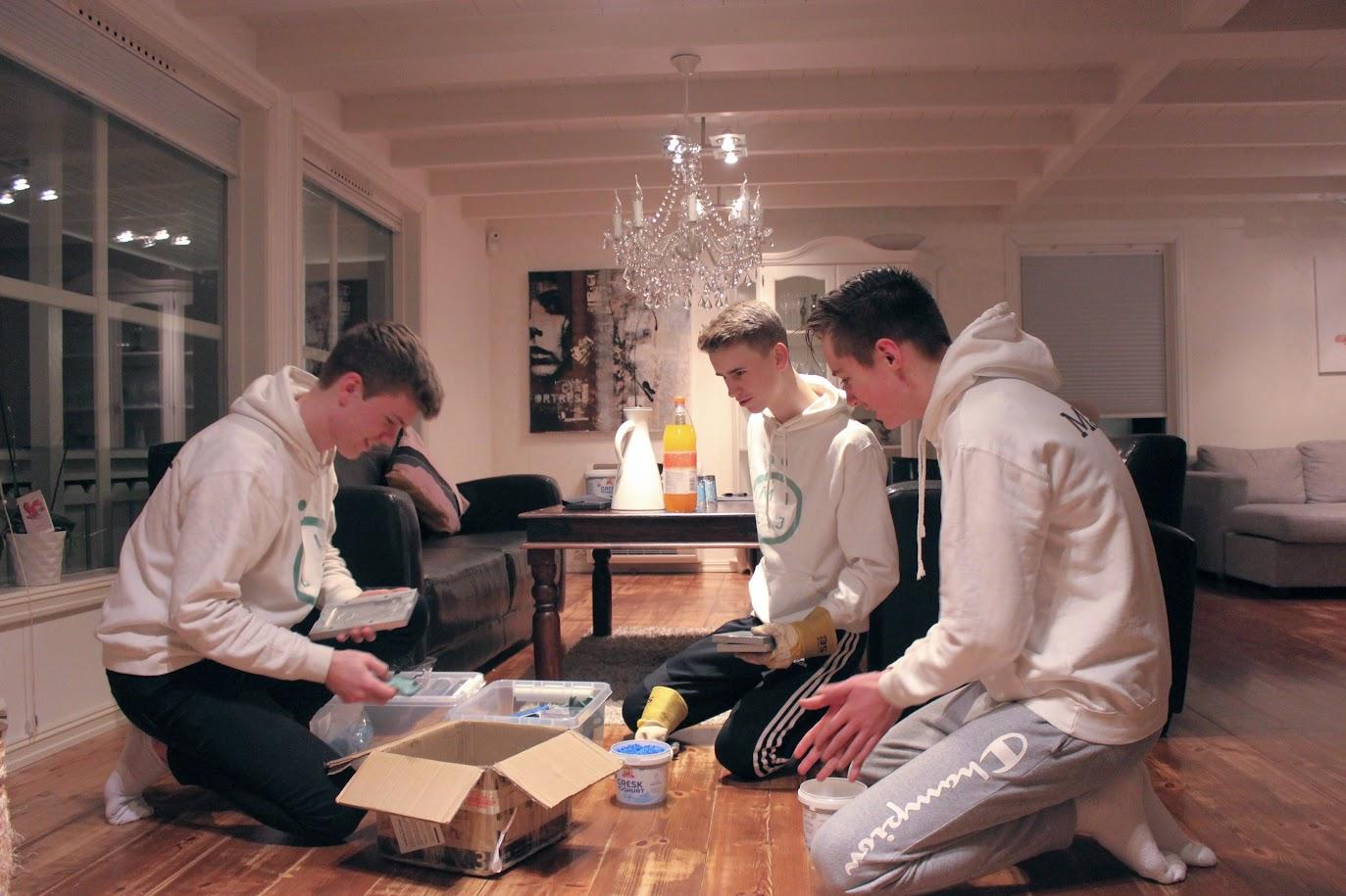 F.v.: Tobias Vigrestad Mellemstrand, Elias Aarsland og Mathias Mattingsdal. Kompisgjengen produserer dekslene i garasjen hjemme hos Mattingsdal. 
