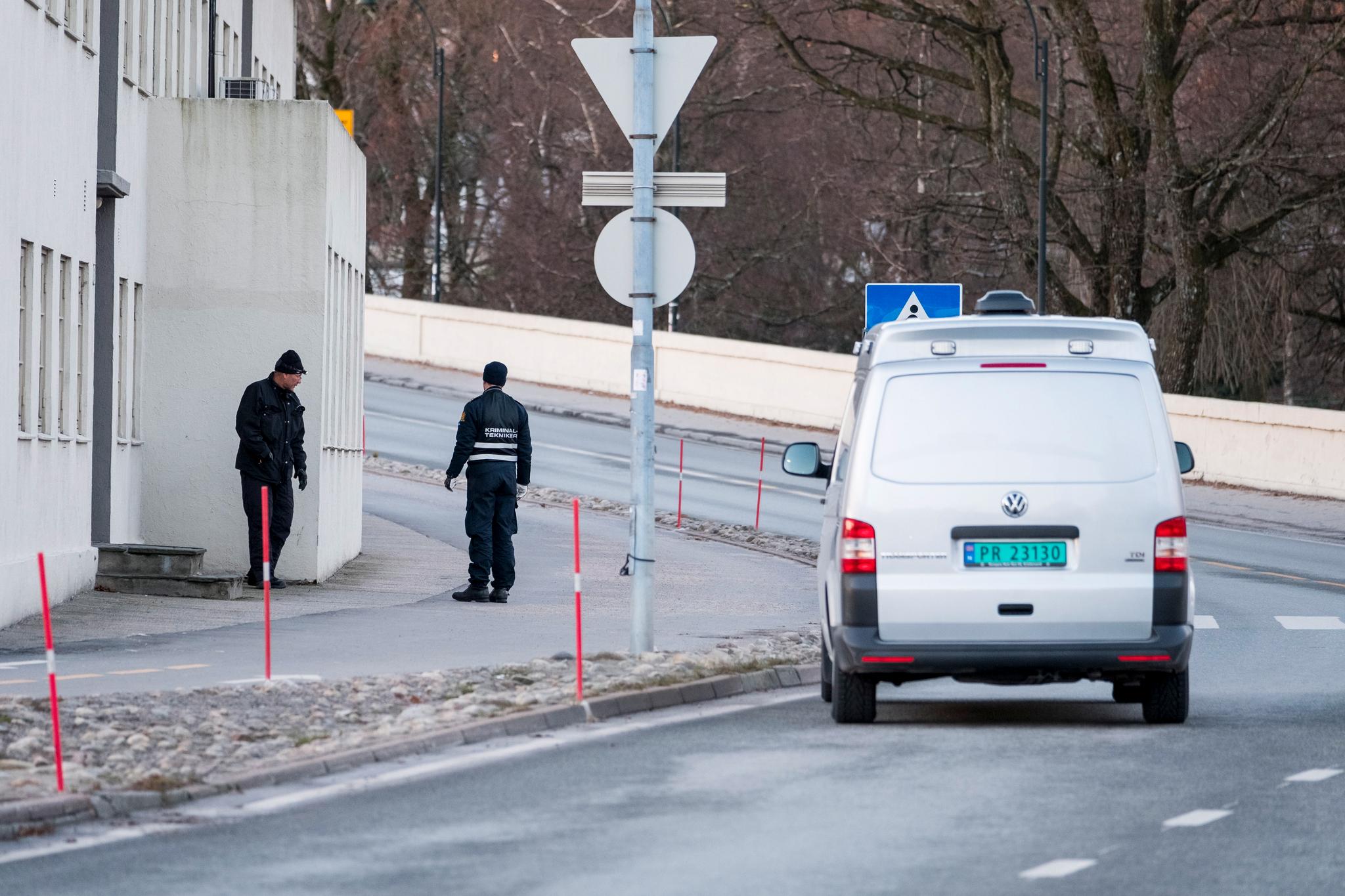 En 35 år gammel mann ble søndag morgen skutt av en polititjenestemann  i Kristiansand.