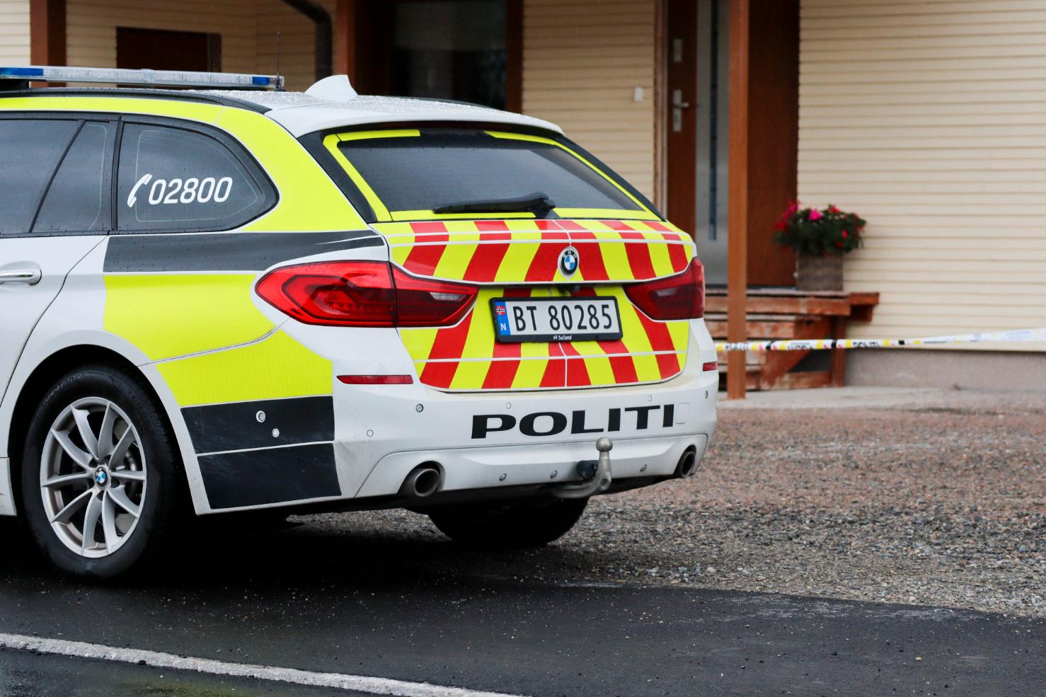 Politi på stedet etter at en mann ble funnet død på en adresse i Steinkjer søndag. 